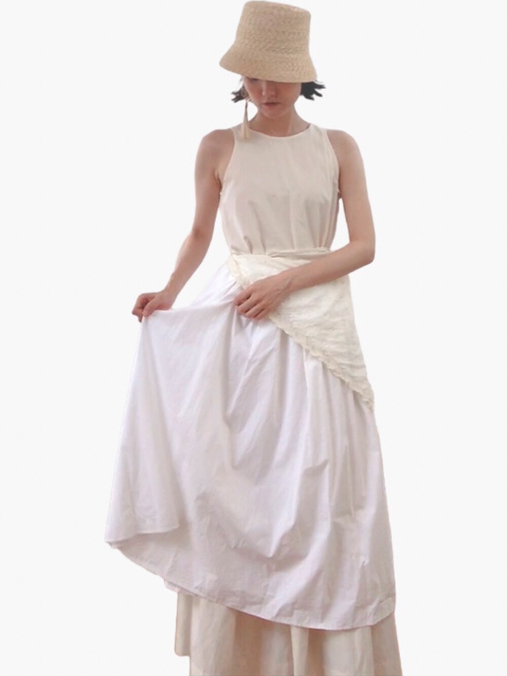 ホワイト系のワンピース、ホワイト系のワンピース/ドレス、ベージュ系のハットを着用したレディースの夏コーディネートの4枚目の写真