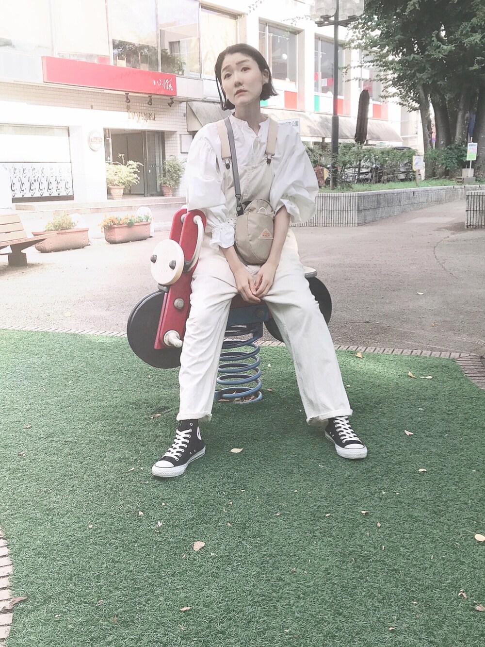 ベージュ系のオールインワン・サロペット、ホワイト系のシャツ/ブラウスを着用したレディースの冬コーディネートの2枚目の写真