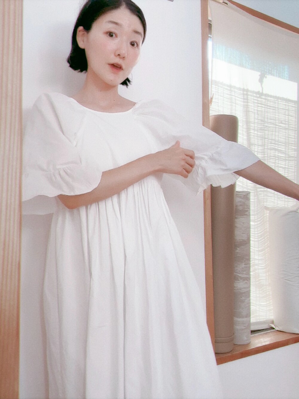 ホワイト系のワンピース/ドレスを着用したレディースの夏コーディネートの2枚目の写真