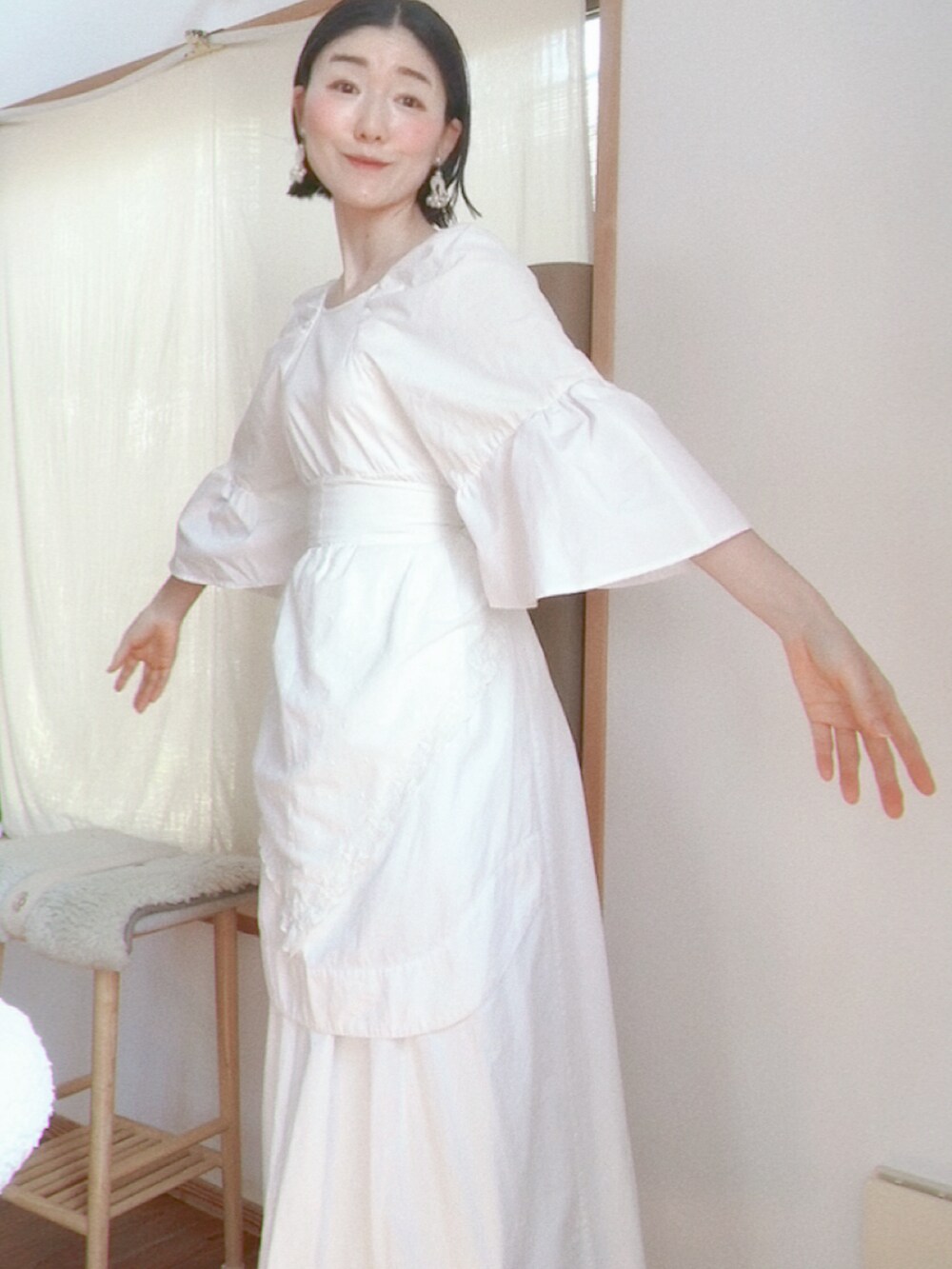 ホワイト系のワンピース/ドレス、ホワイト系のワンピース、ホワイト系のその他パンツを着用したレディースの夏コーディネートの4枚目の写真