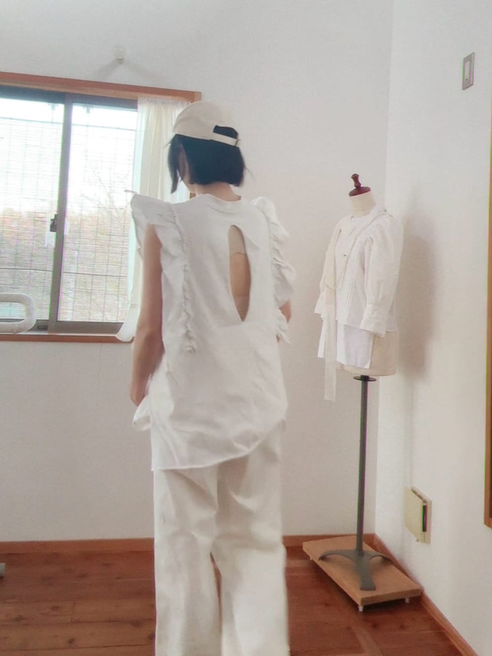 ホワイト系のTシャツ/カットソー、ホワイト系のチノパンツ、ホワイト系のキャップを着用したレディースの春コーディネートの4枚目の写真