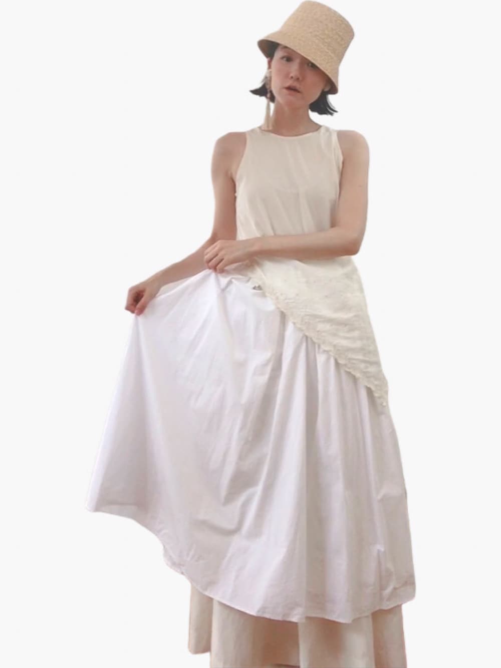 ホワイト系のワンピース、ホワイト系のワンピース/ドレス、ベージュ系のハットを着用したレディースの夏コーディネートの3枚目の写真