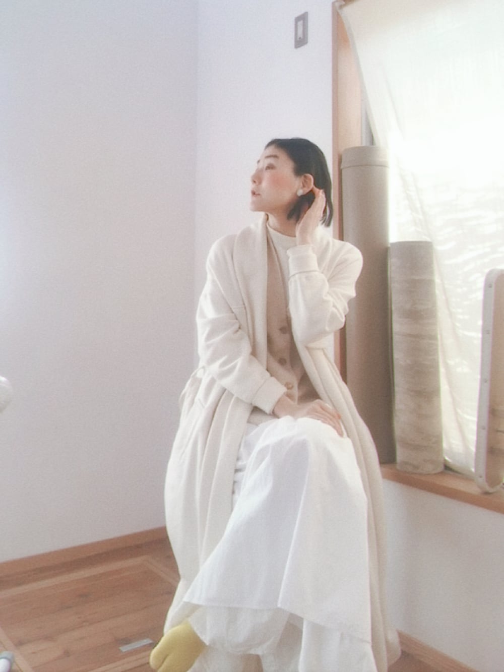 ホワイト系のワンピース、ホワイト系のニット/セーター、ホワイト系のベストを着用したレディースの春コーディネートの3枚目の写真