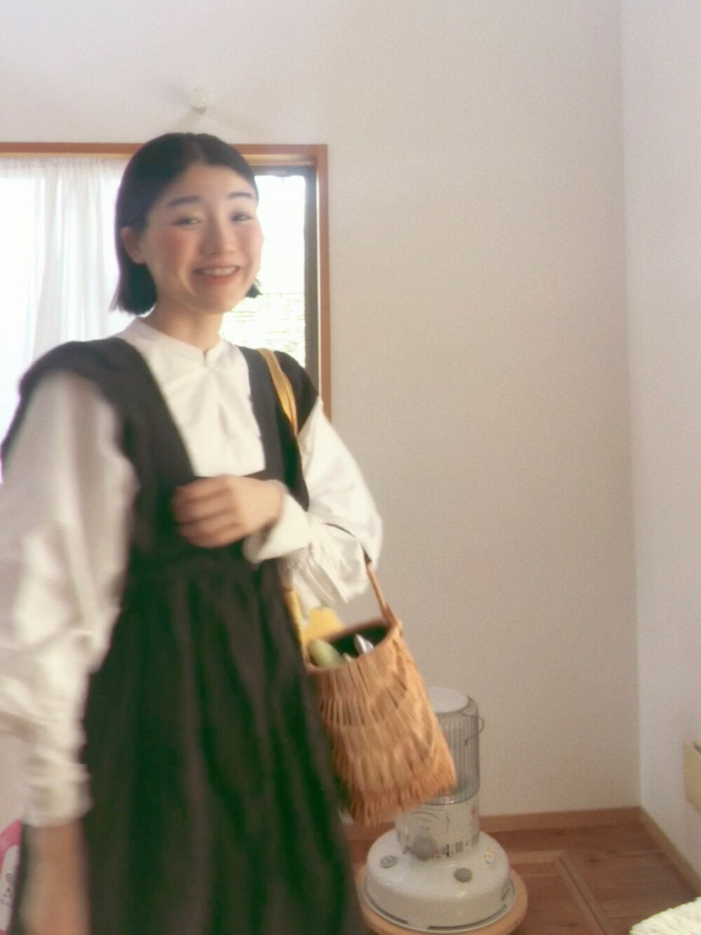 ブラック系のワンピース、ホワイト系のシャツ/ブラウス、ホワイト系のTシャツ/カットソーを着用したレディースの春コーディネートの5枚目の写真