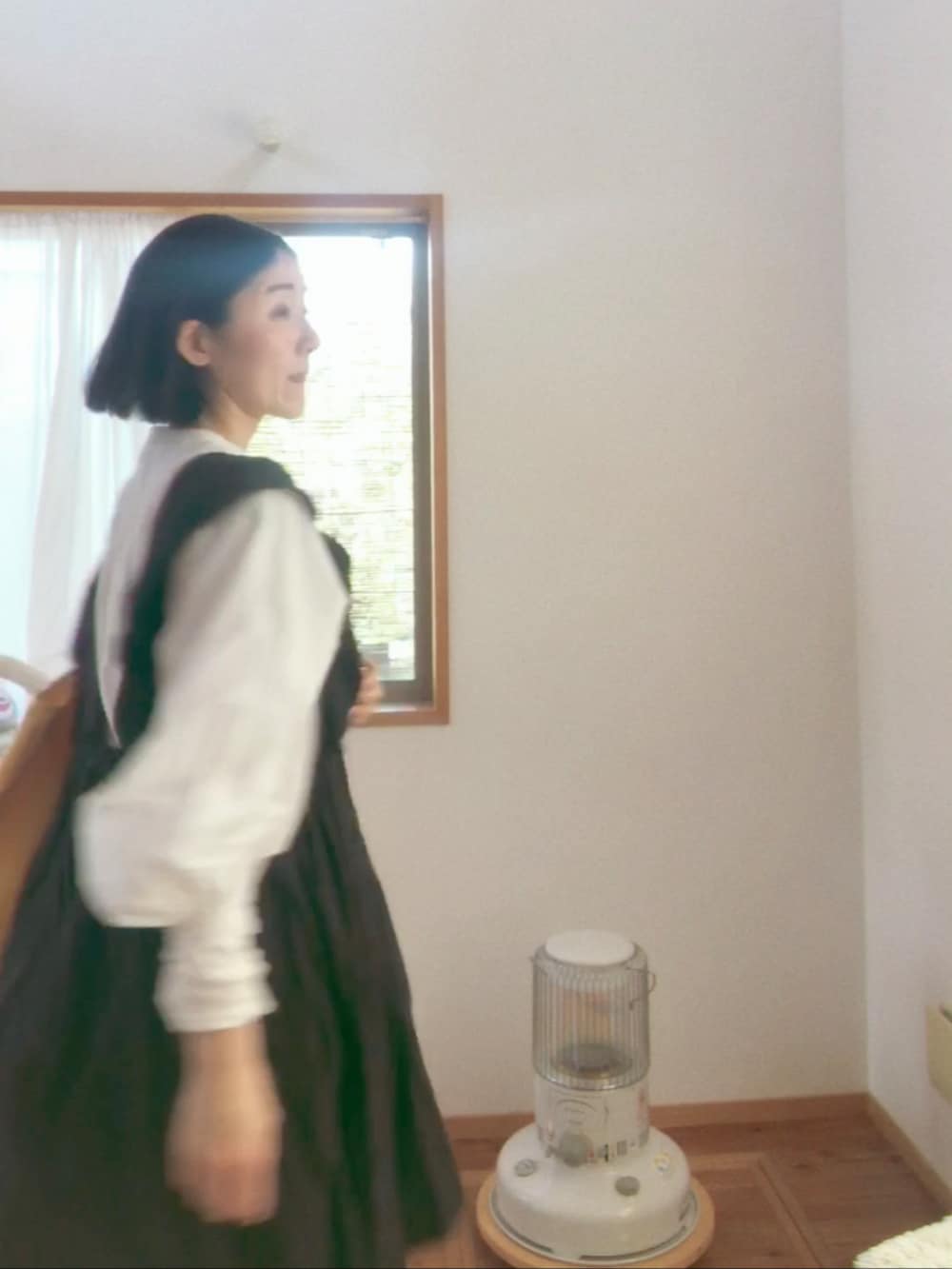 ブラック系のワンピース、ホワイト系のシャツ/ブラウス、ホワイト系のTシャツ/カットソーを着用したレディースの春コーディネートの2枚目の写真