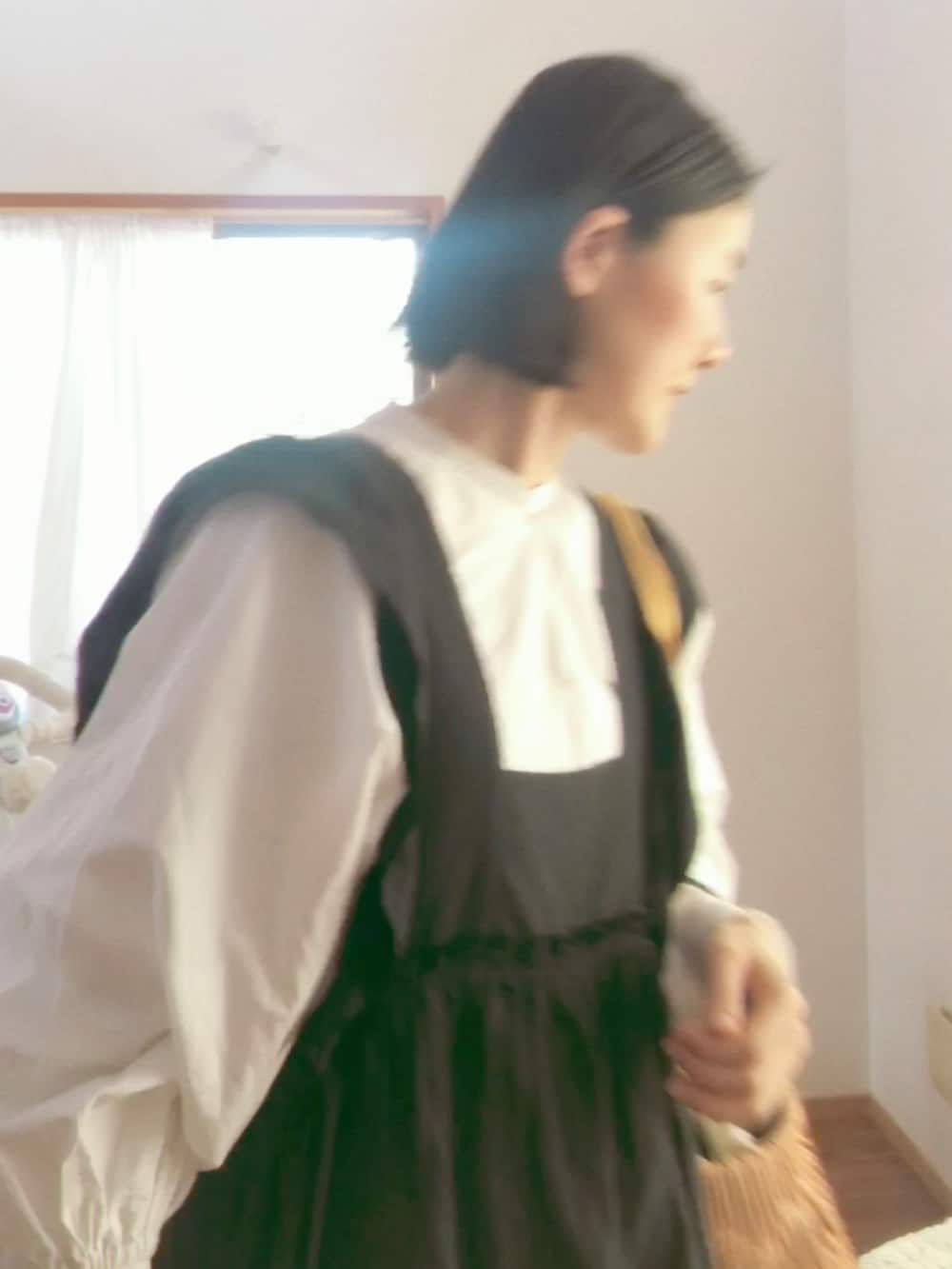 ブラック系のワンピース、ホワイト系のシャツ/ブラウス、ホワイト系のTシャツ/カットソーを着用したレディースの春コーディネートの3枚目の写真