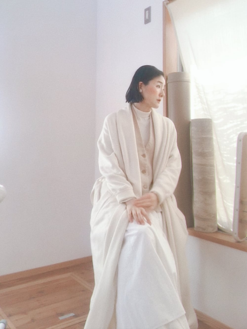 ホワイト系のワンピース、ホワイト系のニット/セーター、ホワイト系のベストを着用したレディースの春コーディネートの4枚目の写真