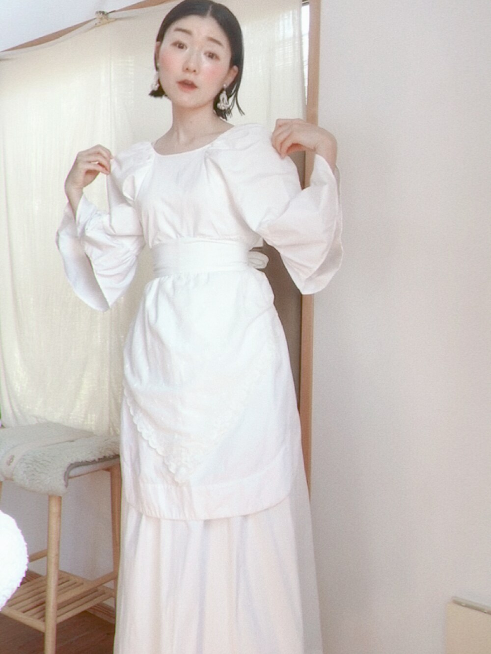 ホワイト系のワンピース/ドレス、ホワイト系のワンピース、ホワイト系のその他パンツを着用したレディースの夏コーディネートの2枚目の写真