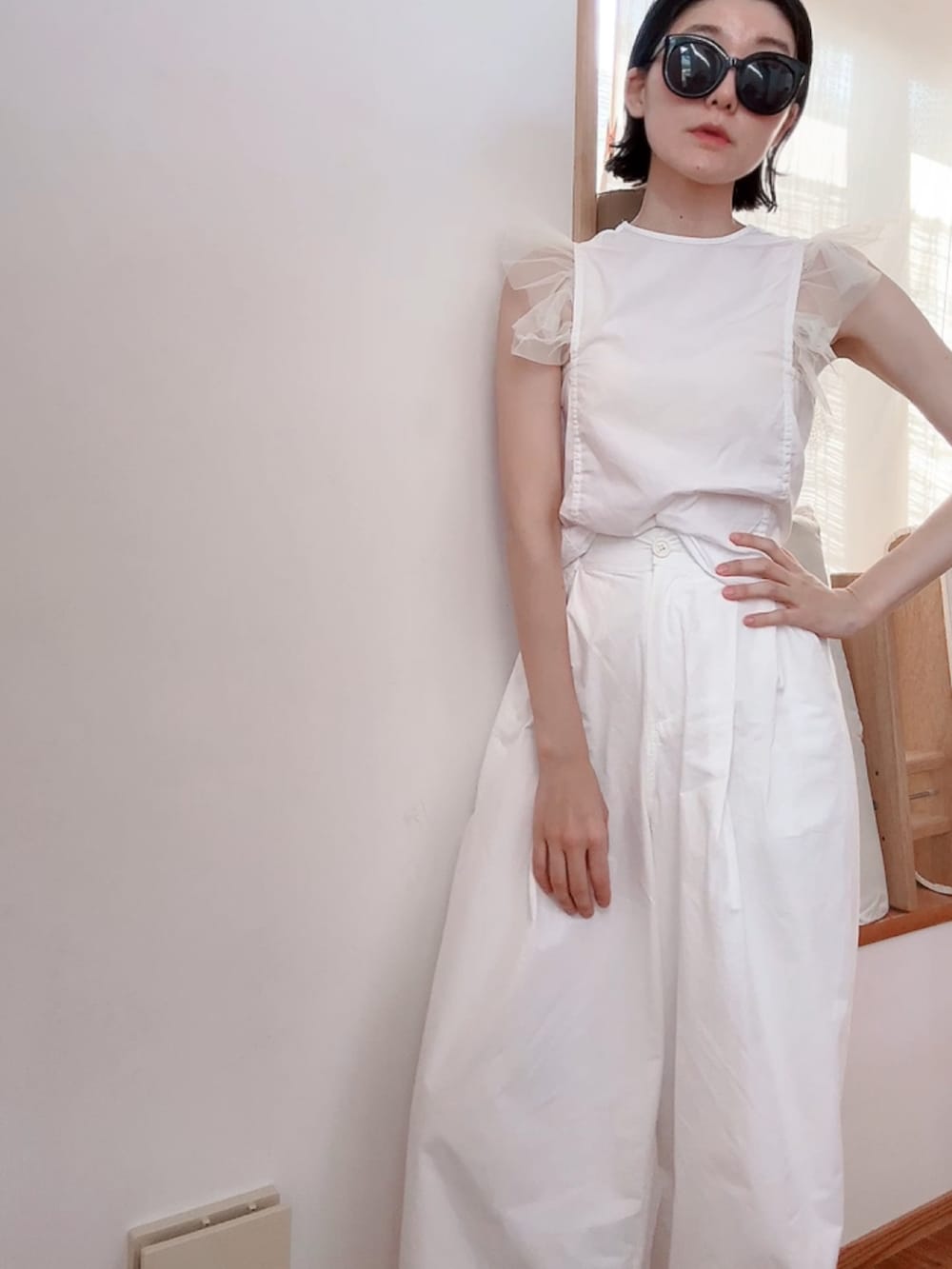 ホワイト系のその他パンツ、ホワイト系のシャツ/ブラウス、ブラック系のサングラスを着用したレディースの夏コーディネートの4枚目の写真