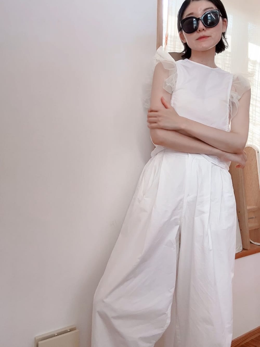 ホワイト系のその他パンツ、ホワイト系のシャツ/ブラウス、ブラック系のサングラスを着用したレディースの夏コーディネートの3枚目の写真