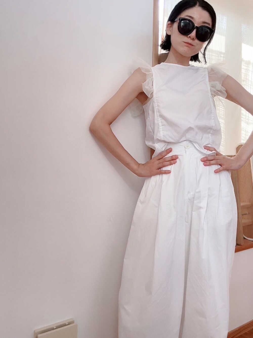 ホワイト系のその他パンツ、ホワイト系のシャツ/ブラウス、ブラック系のサングラスを着用したレディースの夏コーディネートの2枚目の写真