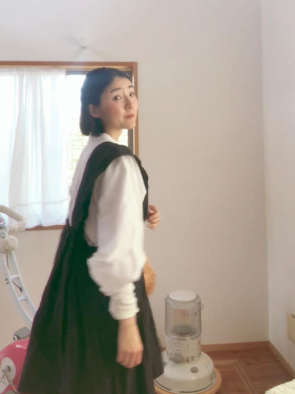 ブラック系のワンピース、ホワイト系のシャツ/ブラウス、ホワイト系のTシャツ/カットソーを着用したレディースの春コーディネートの4枚目の写真