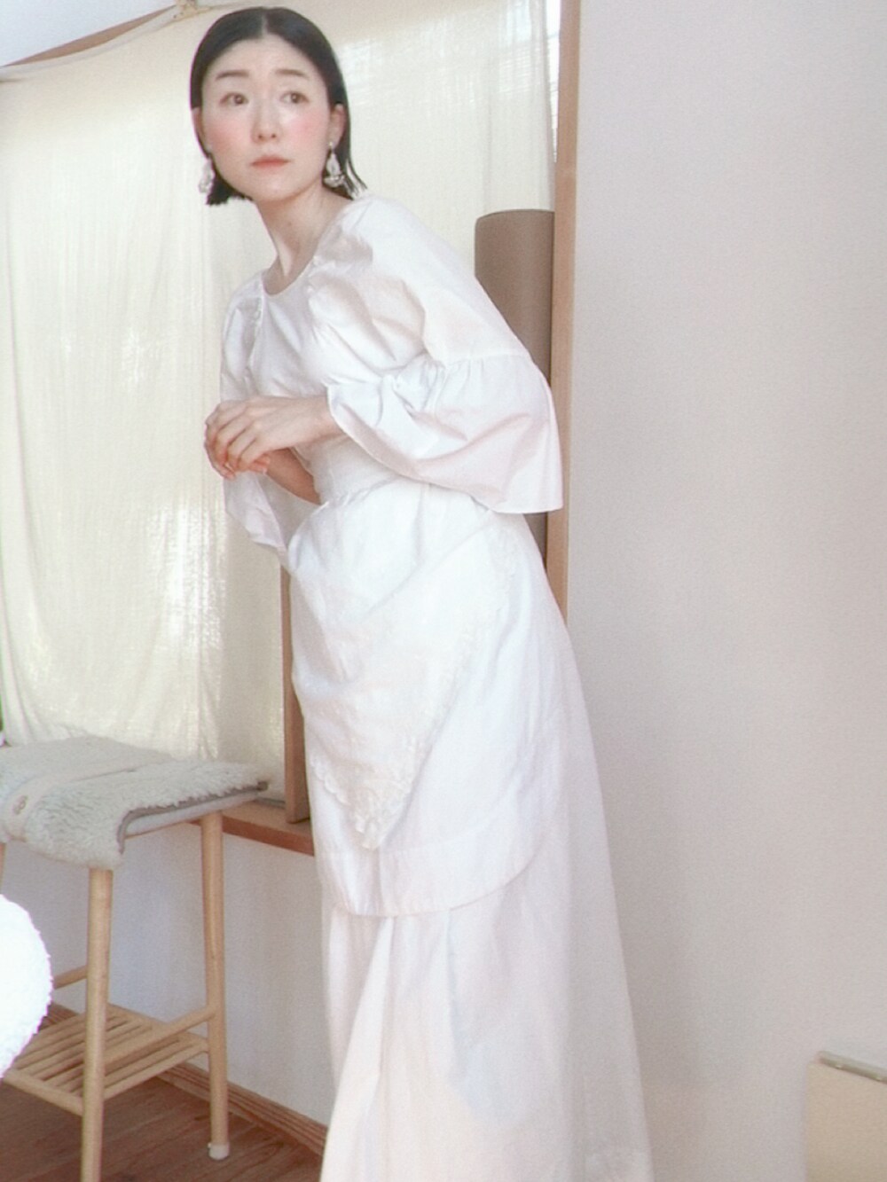 ホワイト系のワンピース/ドレス、ホワイト系のワンピース、ホワイト系のその他パンツを着用したレディースの夏コーディネートの5枚目の写真