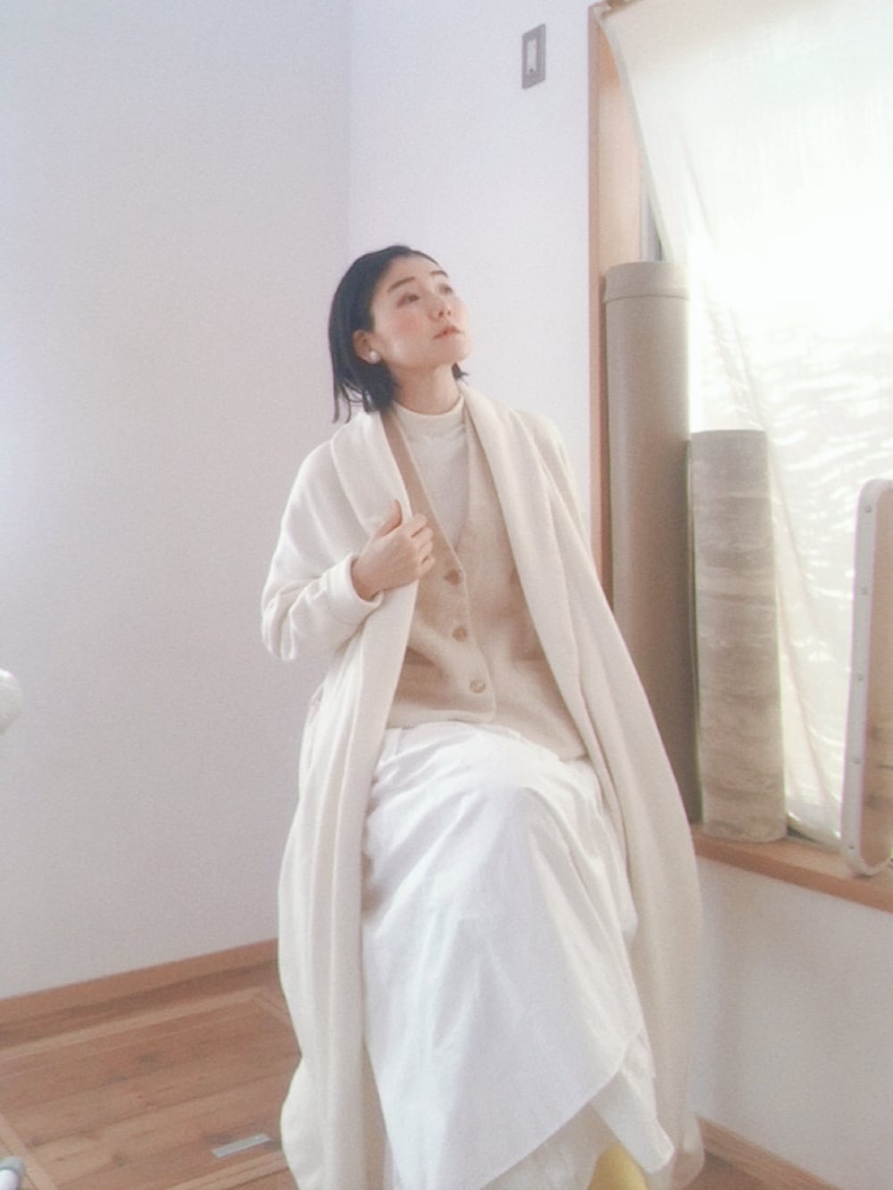 ホワイト系のワンピース、ホワイト系のニット/セーター、ホワイト系のベストを着用したレディースの春コーディネートの2枚目の写真