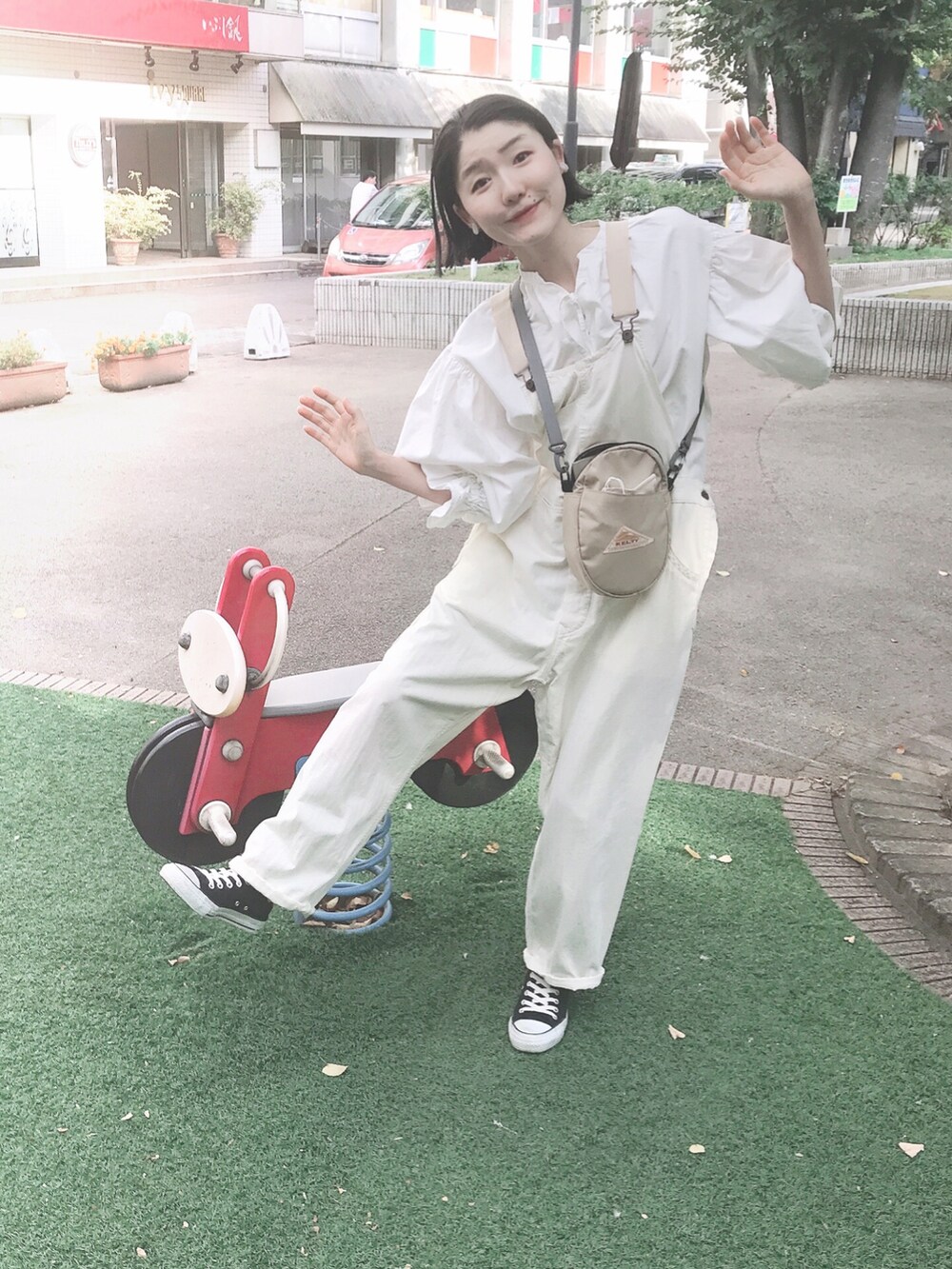 ベージュ系のオールインワン・サロペット、ホワイト系のシャツ/ブラウスを着用したレディースの冬コーディネートの3枚目の写真