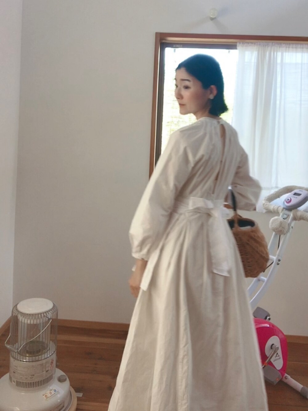 ベージュ系のかごバッグ、ホワイト系のスカート、ホワイト系のワンピースを着用したレディースの春コーディネートの2枚目の写真