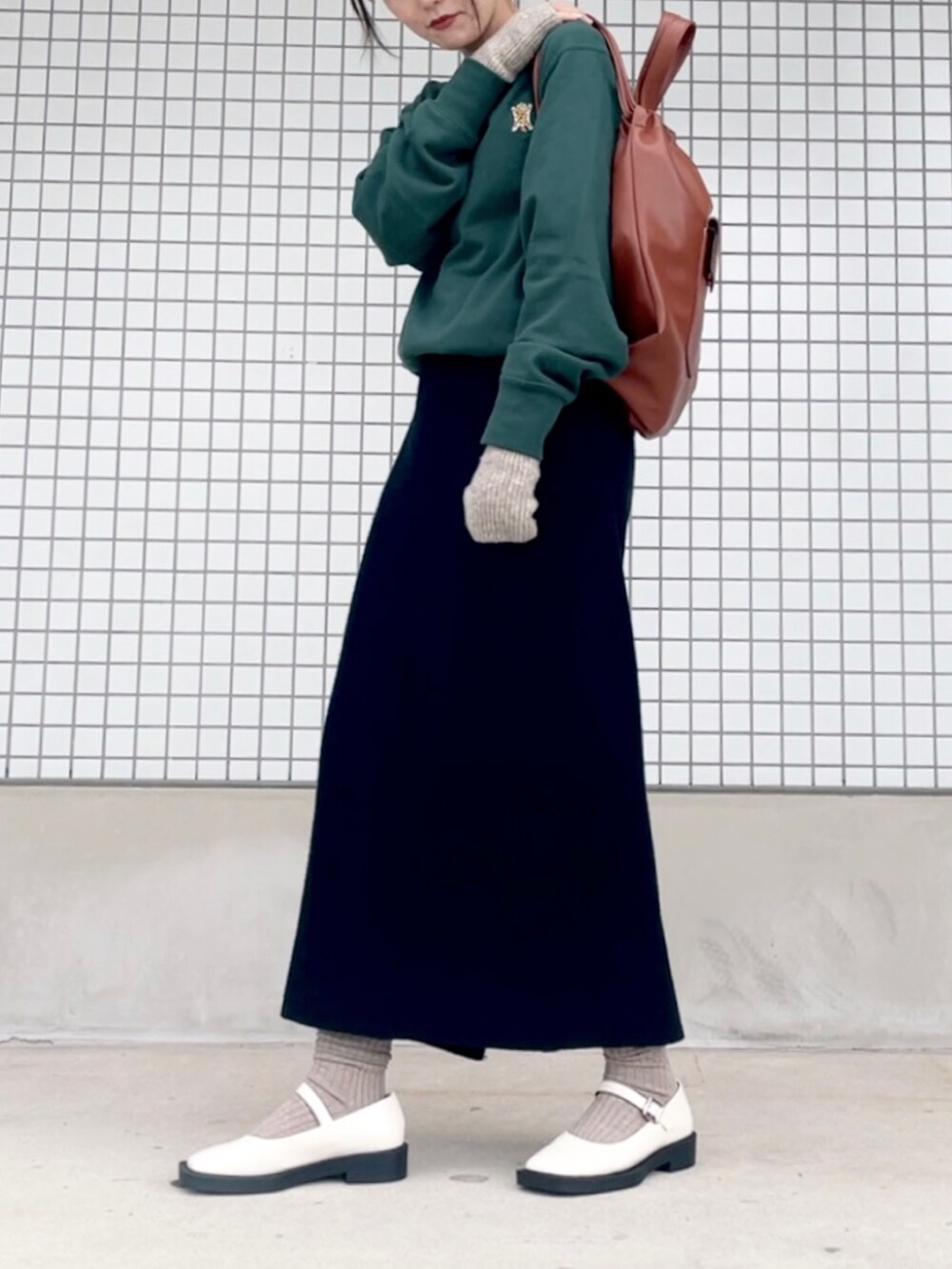 グリーン系のパーカー、グリーン系のトップス、ブラック系のワンピースを着用したレディースの秋コーディネートの3枚目の写真