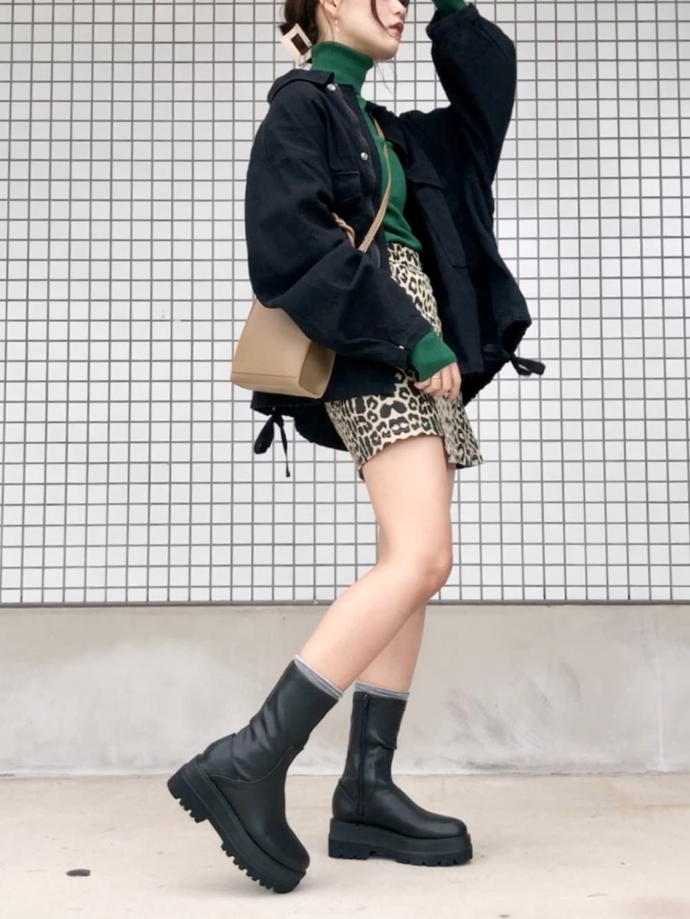 「アウター、グリーン、UNIQLO、ミニスカート、プチプラ、厚底シューズ、秋コーデ、minia、shein、カラー×コーデ」｜「UNIQLOのエクストラファインメリノリブタートルネックセーター（長袖）（ニット/セーター、グリーン系）」を使った、mayuさん（レディース・160cm）の秋コーディネートの2枚目の写真