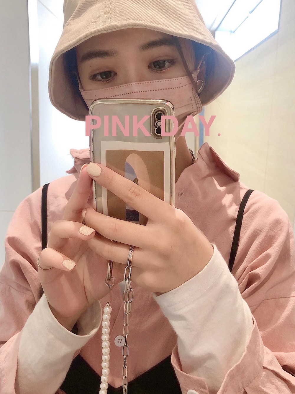 ブラック系のバッグ、ブラック系のワンピース、ブラック系のブーツを着用したレディースの春コーディネートの2枚目の写真