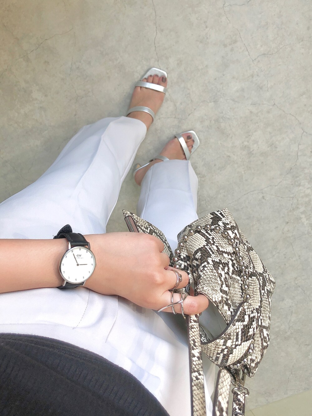 その他のショルダーバッグ、シルバー系のサンダルを着用したレディースの夏コーディネートの2枚目の写真