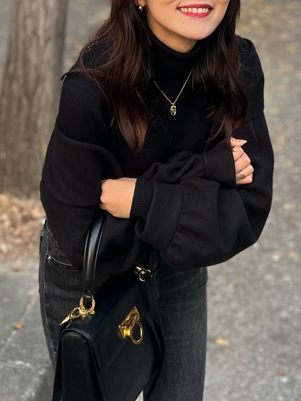 ブラック系のブーツ、ブラック系のデニムパンツ、ブラック系のニット/セーターを着用したレディースの冬コーディネートの4枚目の写真