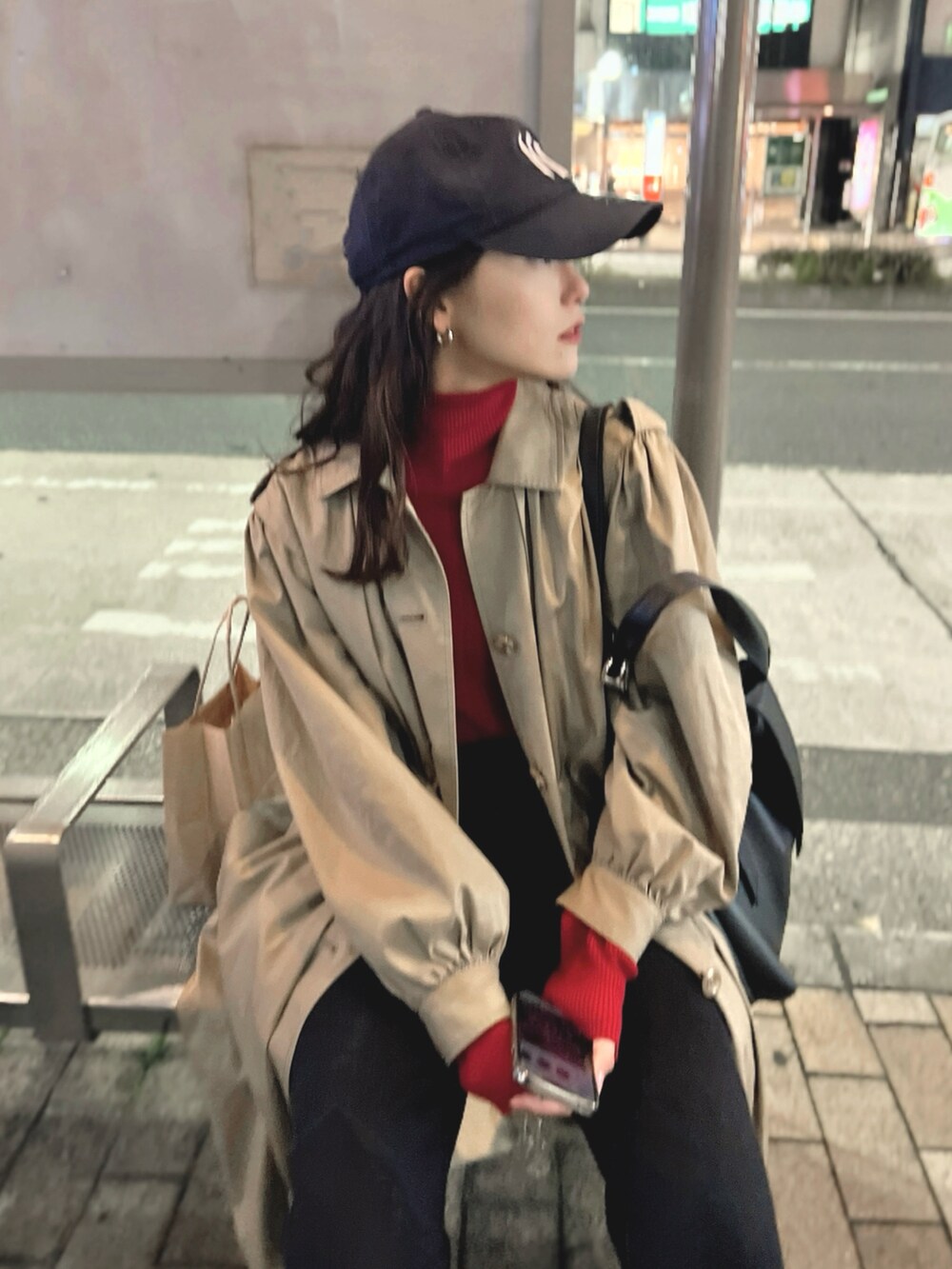 「冬のコーデ、お出かけコーデ、冬服、トレンチコート、休日スタイル、ローファー、カラー×コーデ、冬ファッション、デートコーデ、クリスマスに着たい服、赤、タートルネック、キャップ女子、ウェーブヘアー、骨格ナチュラル」｜「VINTAGEのアイテム（ジャケット/アウター、ベージュ系）」を使った、mayuさん（レディース・160cm）の冬コーディネートの2枚目の写真