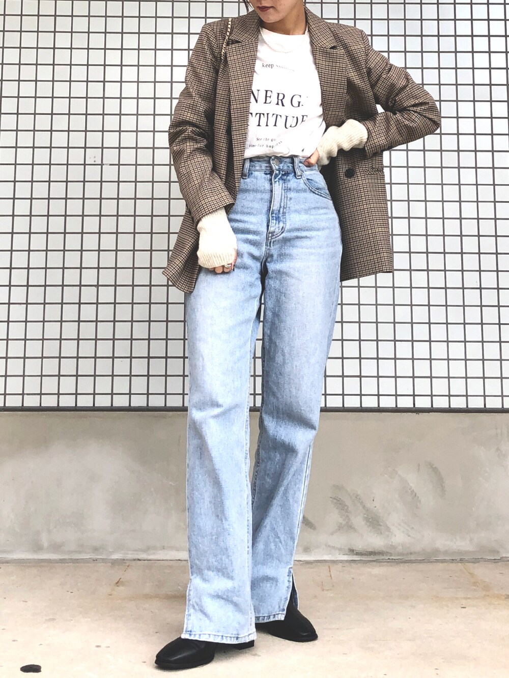 その他のテーラードジャケット、ブラウン系のニット/セーター、ブルー系のデニムパンツを着用したレディースの秋コーディネートの2枚目の写真