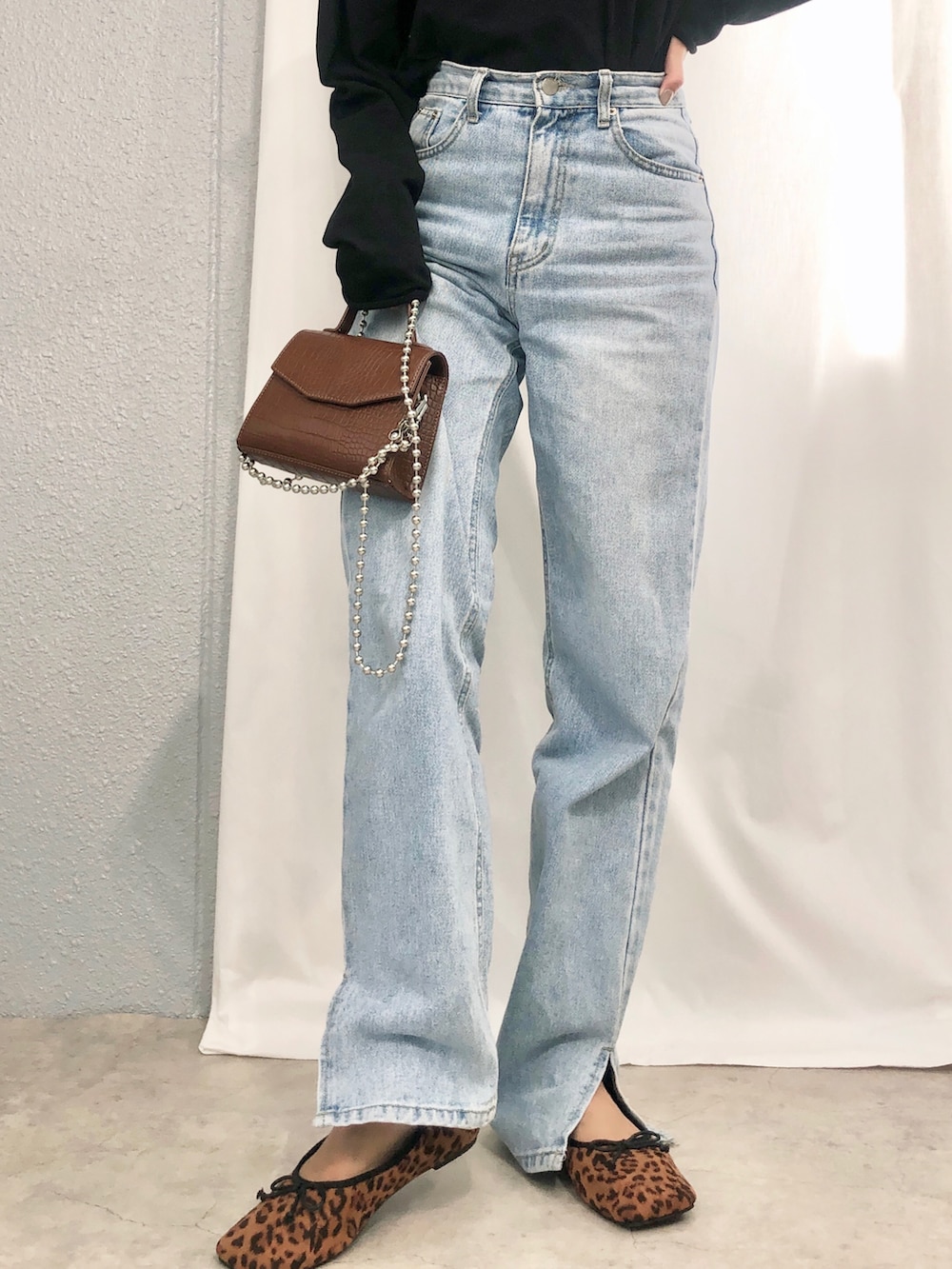 その他のパンプス、ブラウン系のショルダーバッグを着用したレディースの秋コーディネートの2枚目の写真