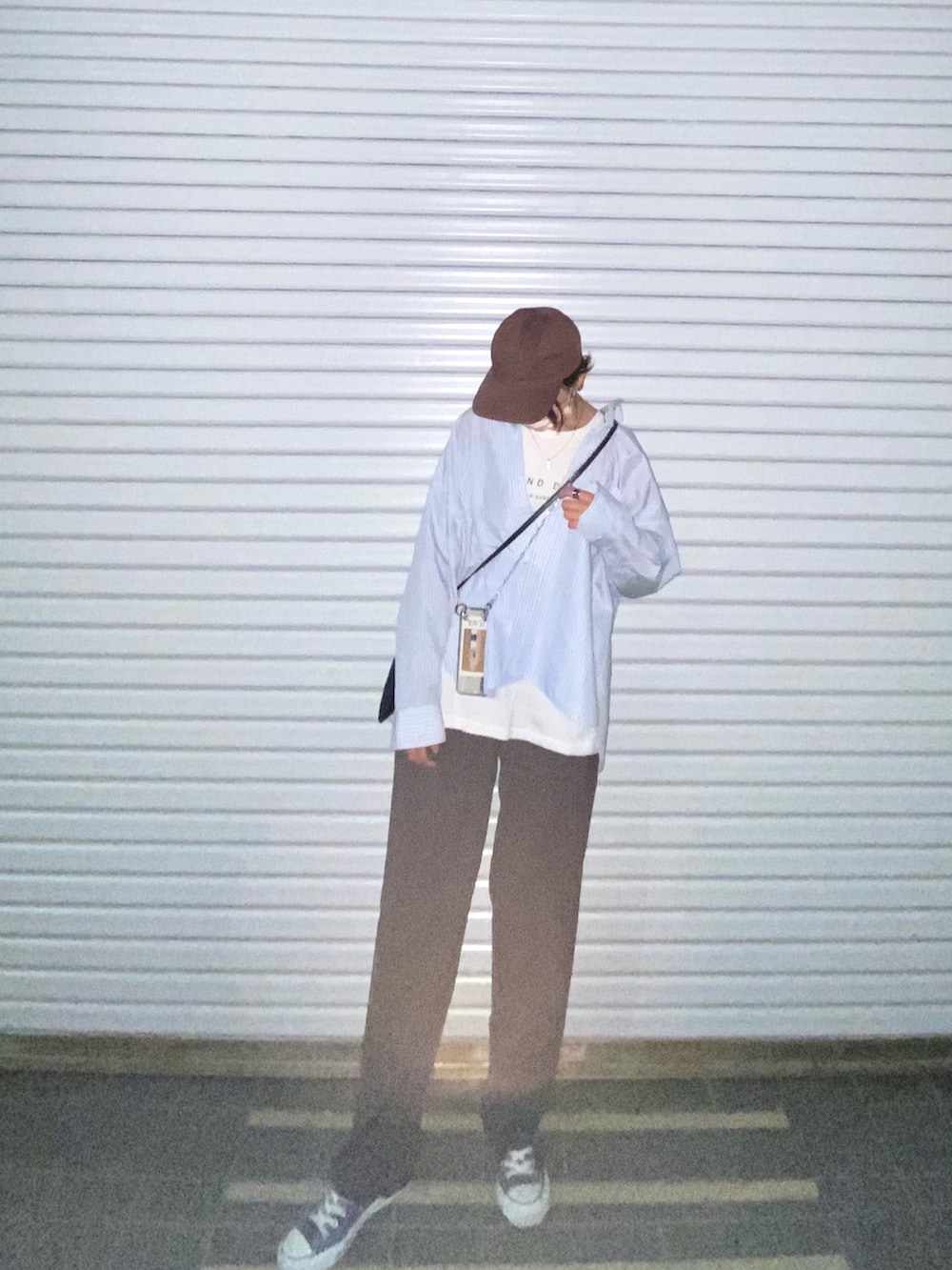 ブルー系のシャツ/ブラウス、ホワイト系のTシャツ/カットソー、ブルー系のスニーカーを着用したレディースの春コーディネートの2枚目の写真