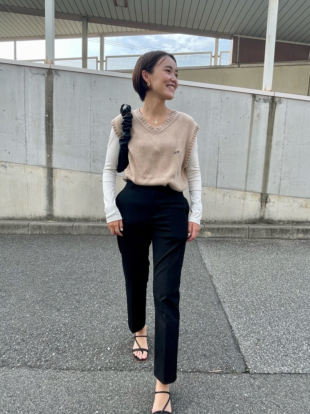 ブラック系のサンダル、ブラック系のハンドバッグ、その他のリングを着用したレディースの春コーディネートの3枚目の写真