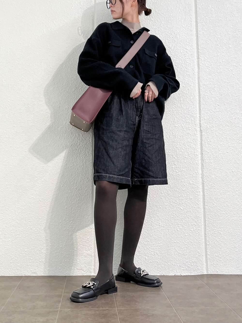 ベージュ系のニット/セーター、ブラック系のデニムパンツ、ブラック系のローファーを着用したレディースの冬コーディネートの3枚目の写真