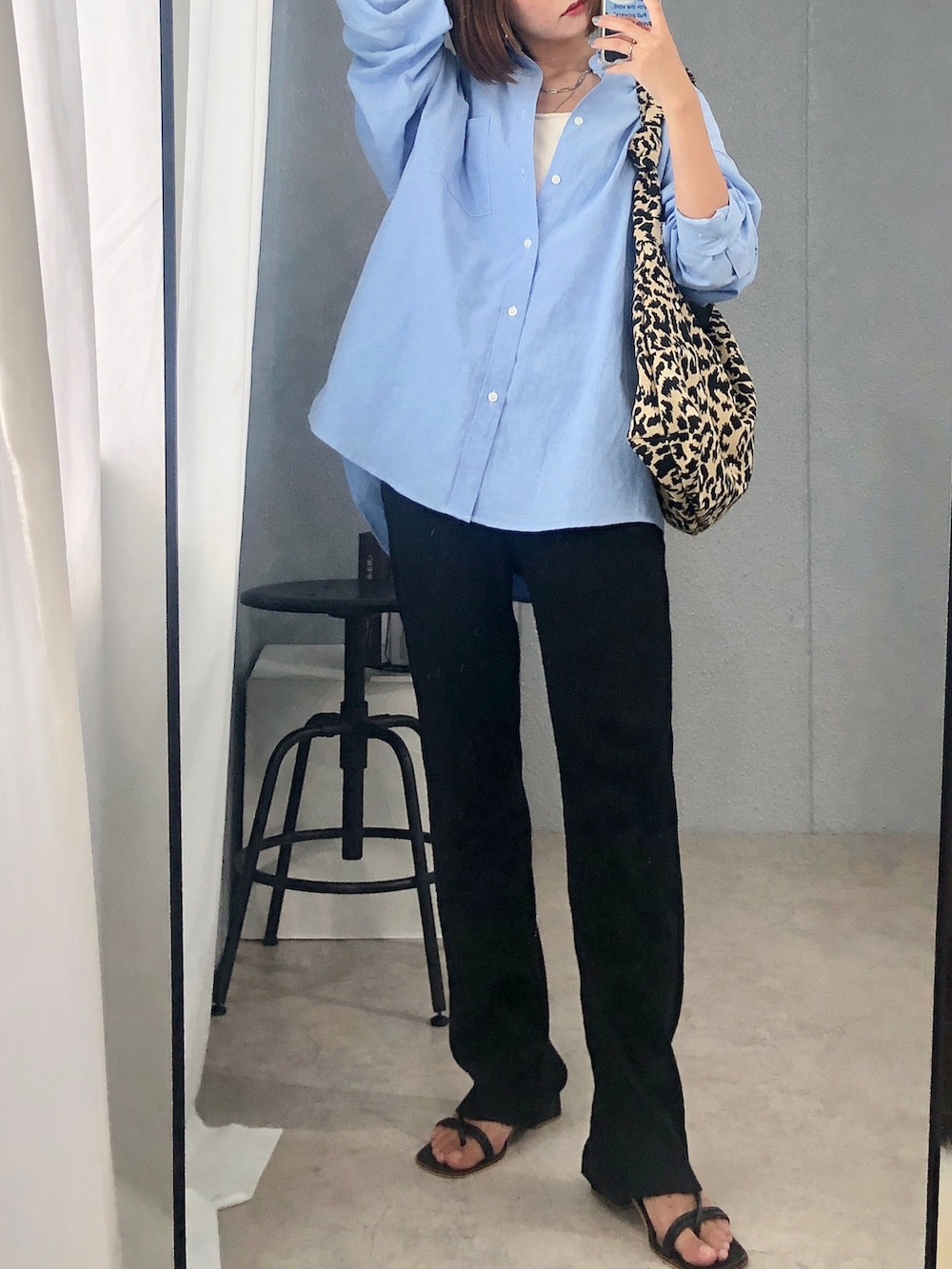ブラック系のサンダル、ブラック系のその他パンツ、ブルー系のシャツ/ブラウスを着用したレディースの秋コーディネートの2枚目の写真