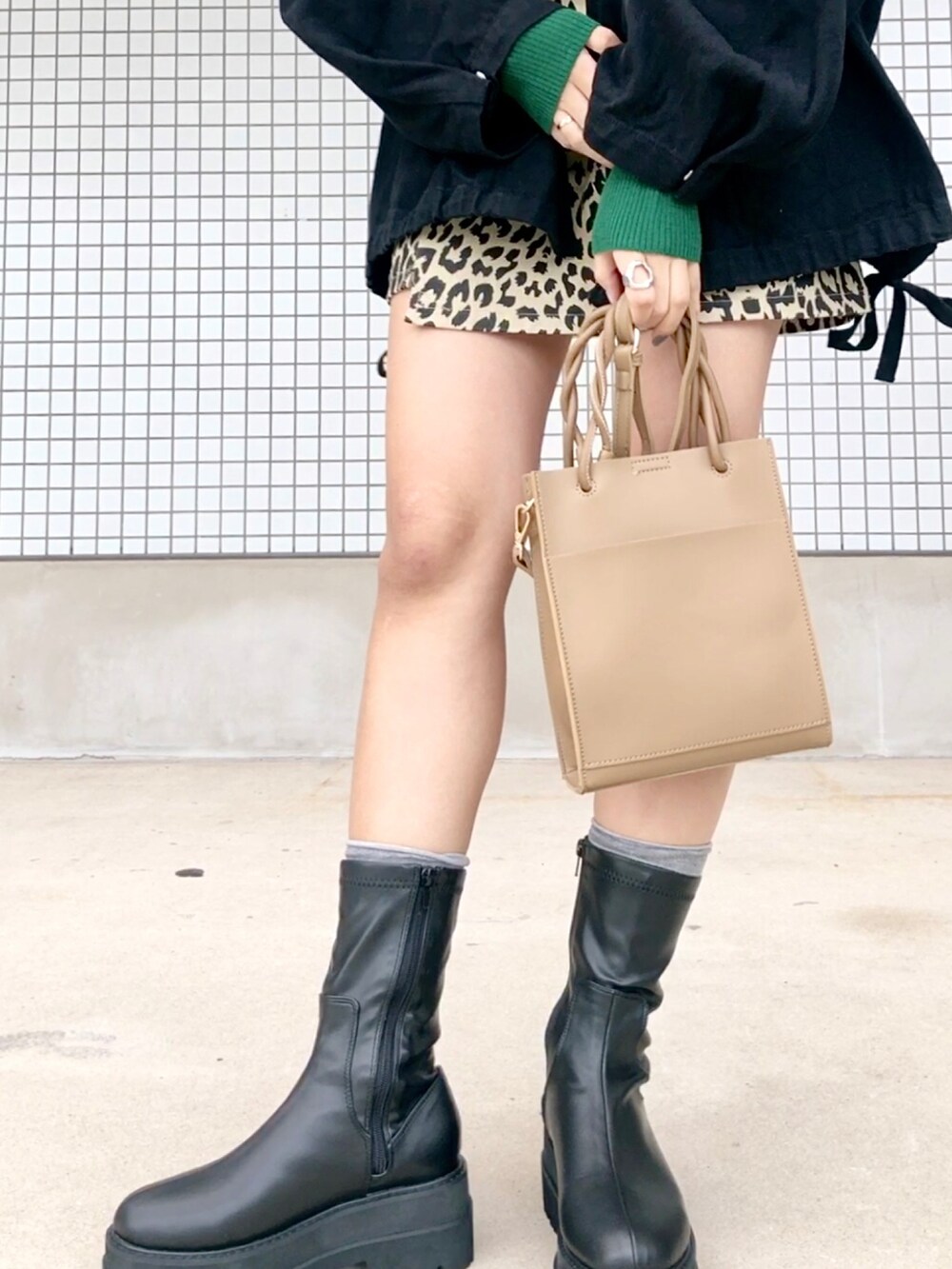 「アウター、グリーン、UNIQLO、ミニスカート、プチプラ、厚底シューズ、秋コーデ、minia、shein、カラー×コーデ」｜「UNIQLOのエクストラファインメリノリブタートルネックセーター（長袖）（ニット/セーター、グリーン系）」を使った、mayuさん（レディース・160cm）の秋コーディネートの4枚目の写真