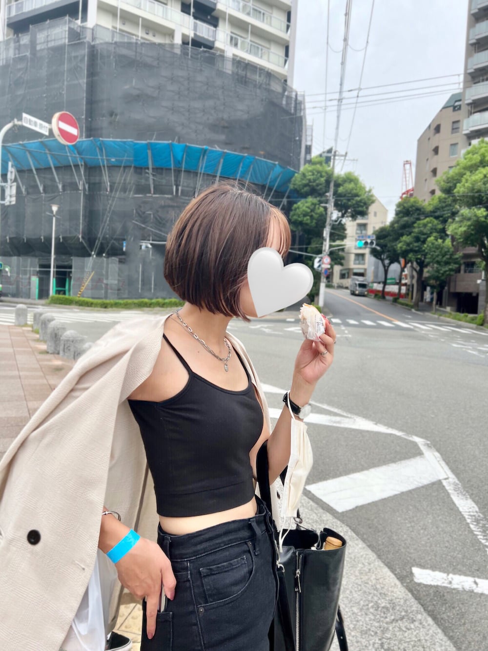 ブラック系のサンダル、ブラック系のバッグ、ブルー系のデニムパンツを着用したレディースの夏コーディネートの3枚目の写真