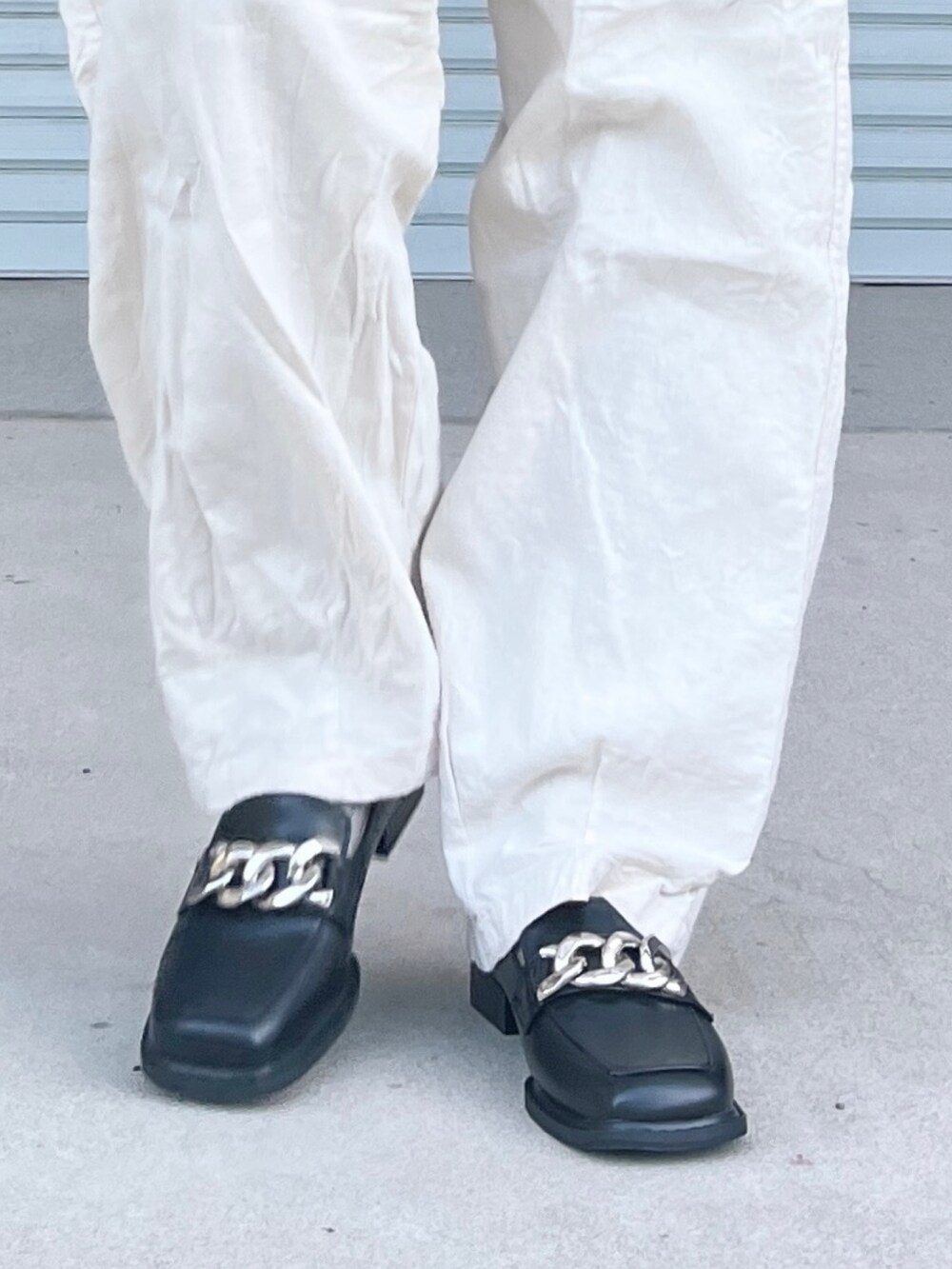 ベージュ系のその他パンツ、ホワイト系のTシャツ/カットソー、ブラック系のローファーを着用したレディースの冬コーディネートの3枚目の写真