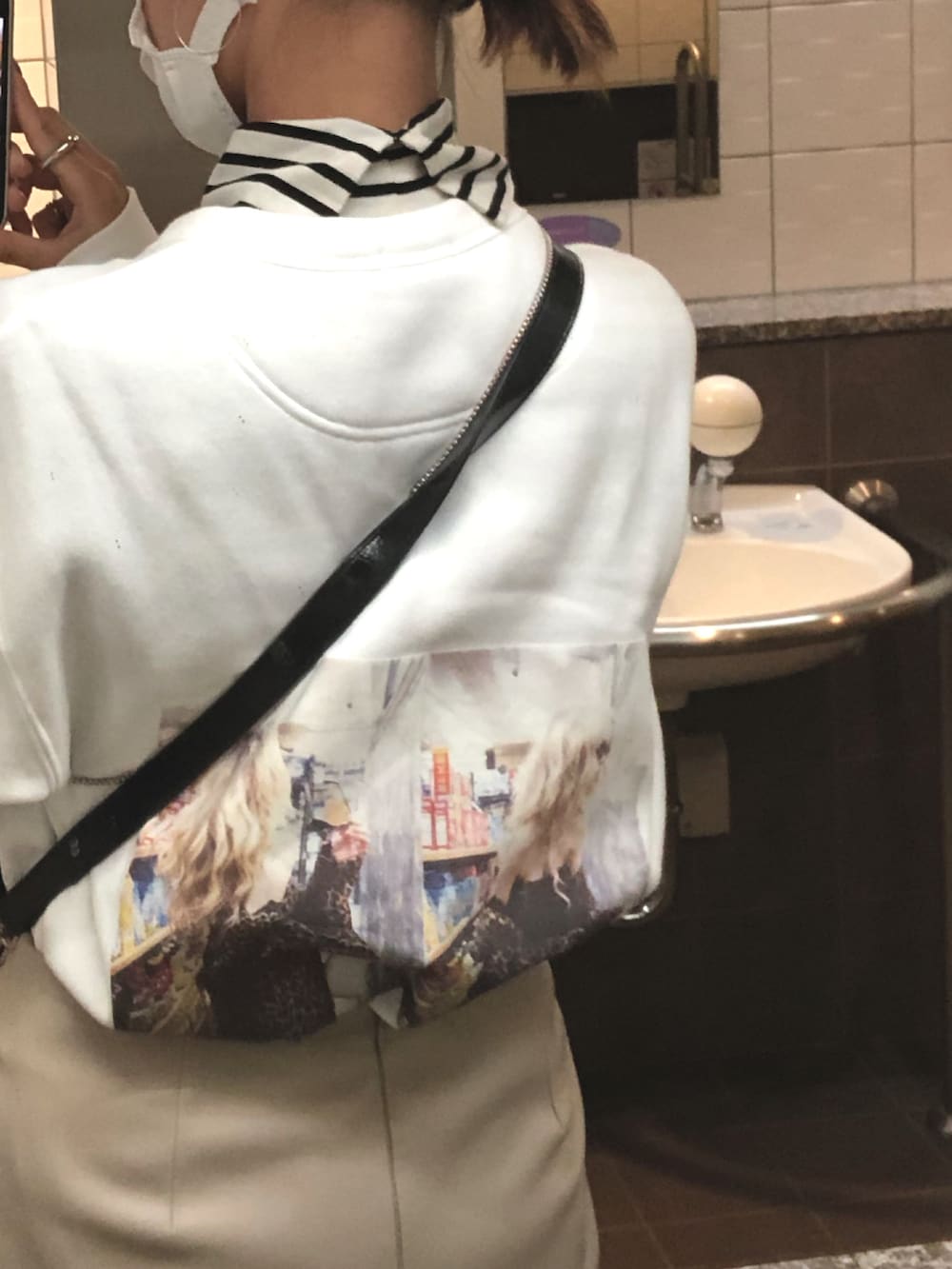 その他のTシャツ/カットソー、ベージュ系のパンツ、ブラック系のバッグを着用したレディースの冬コーディネートの3枚目の写真