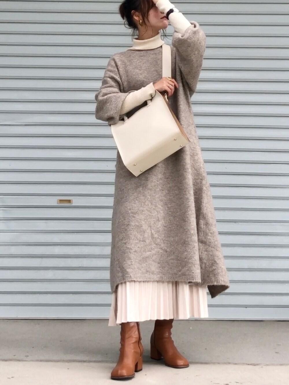 ベージュ系のワンピース、イエロー系のブーツ、ホワイト系のトートバッグを着用したレディースの秋コーディネートの4枚目の写真