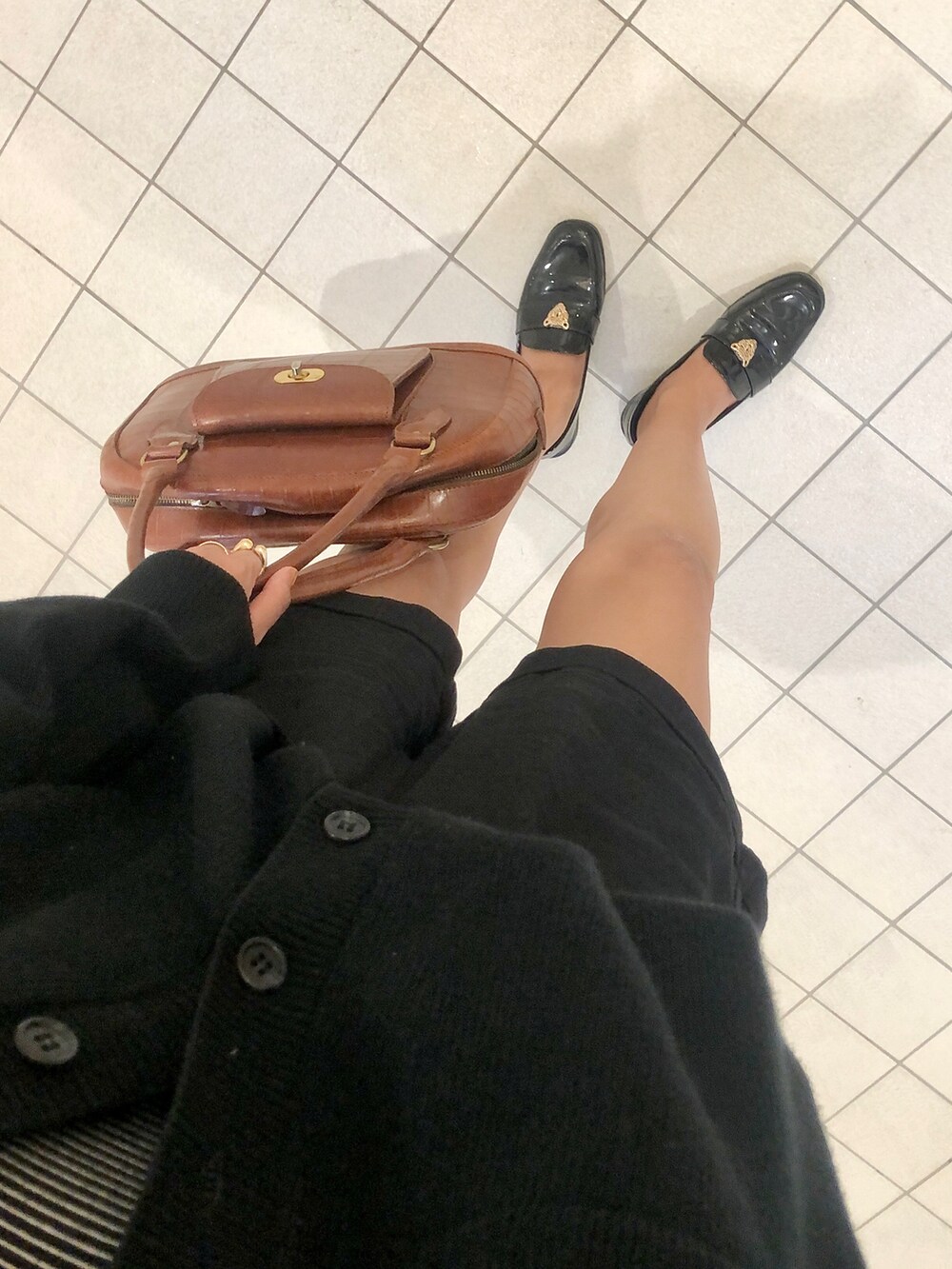 ブラック系のワンピース、ブラック系のキャミソール、ブラック系のその他パンツを着用したレディースの秋コーディネートの2枚目の写真