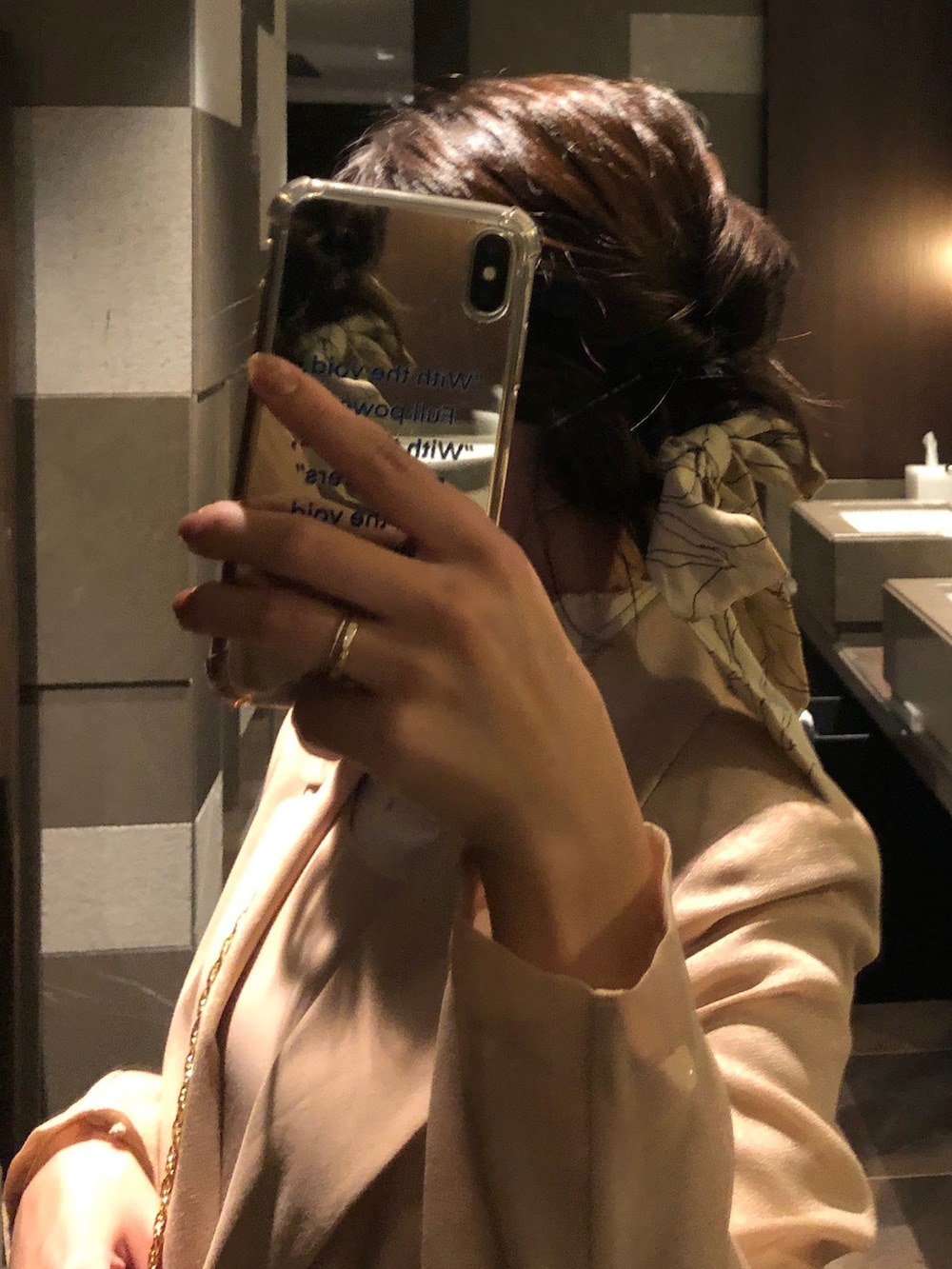 ブラック系のパンプスを着用したレディースの冬コーディネートの3枚目の写真