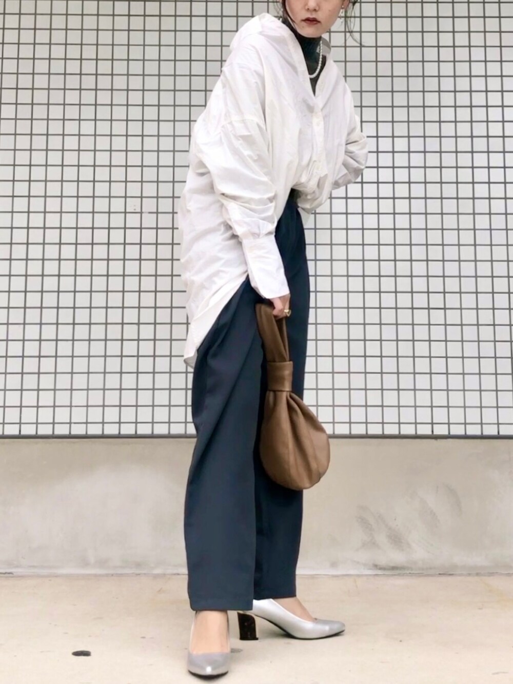 シルバー系のパンプス、その他のネックレスを着用したレディースの秋コーディネートの2枚目の写真