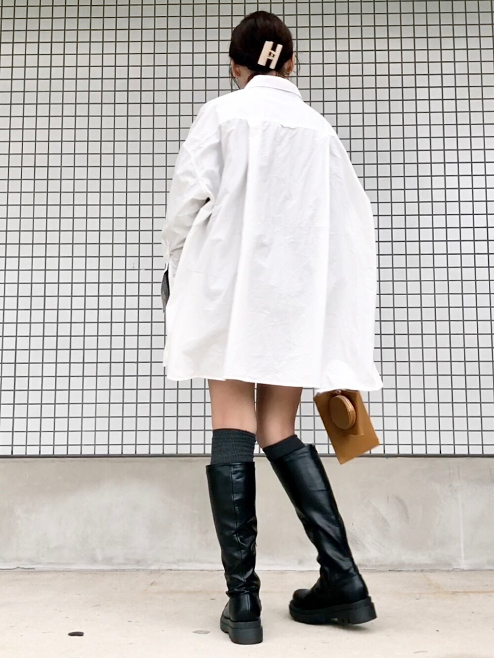 ブラック系のブーツ、イエロー系のショルダーバッグ、グレー系のソックス/靴下を着用したレディースの秋コーディネートの2枚目の写真