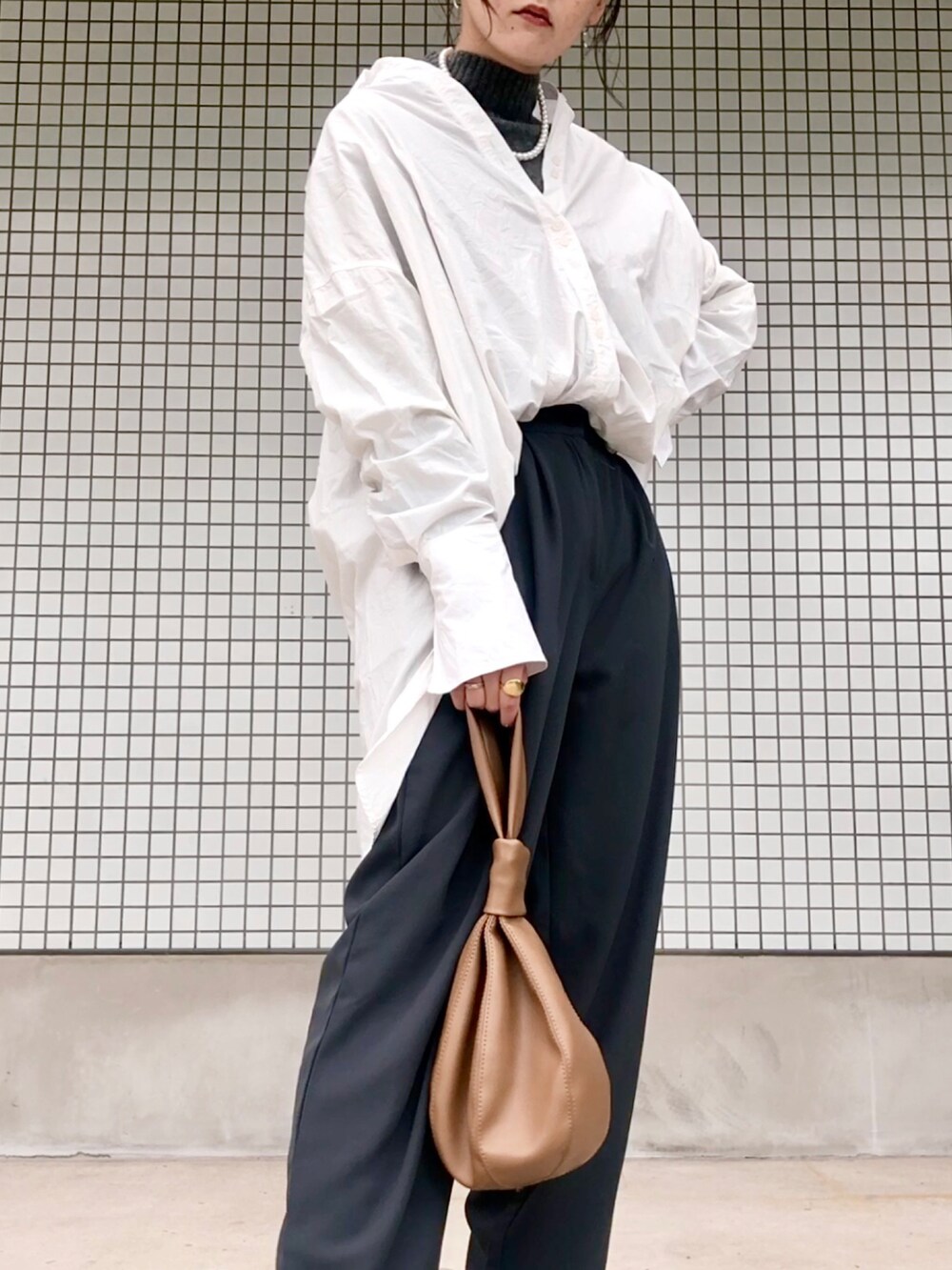 シルバー系のパンプス、その他のネックレスを着用したレディースの秋コーディネートの5枚目の写真