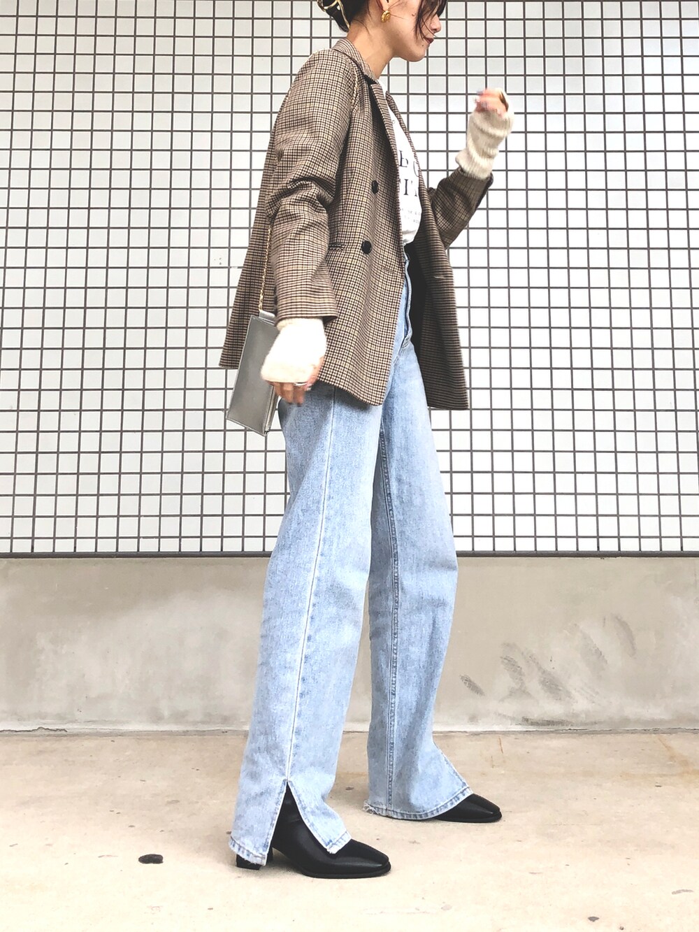 その他のテーラードジャケット、ブラウン系のニット/セーター、ブルー系のデニムパンツを着用したレディースの秋コーディネートの3枚目の写真