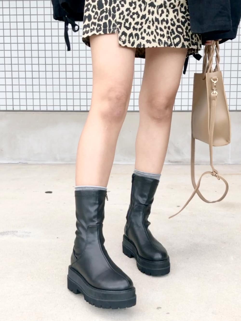 「アウター、グリーン、UNIQLO、ミニスカート、プチプラ、厚底シューズ、秋コーデ、minia、shein、カラー×コーデ」｜「UNIQLOのエクストラファインメリノリブタートルネックセーター（長袖）（ニット/セーター、グリーン系）」を使った、mayuさん（レディース・160cm）の秋コーディネートの3枚目の写真