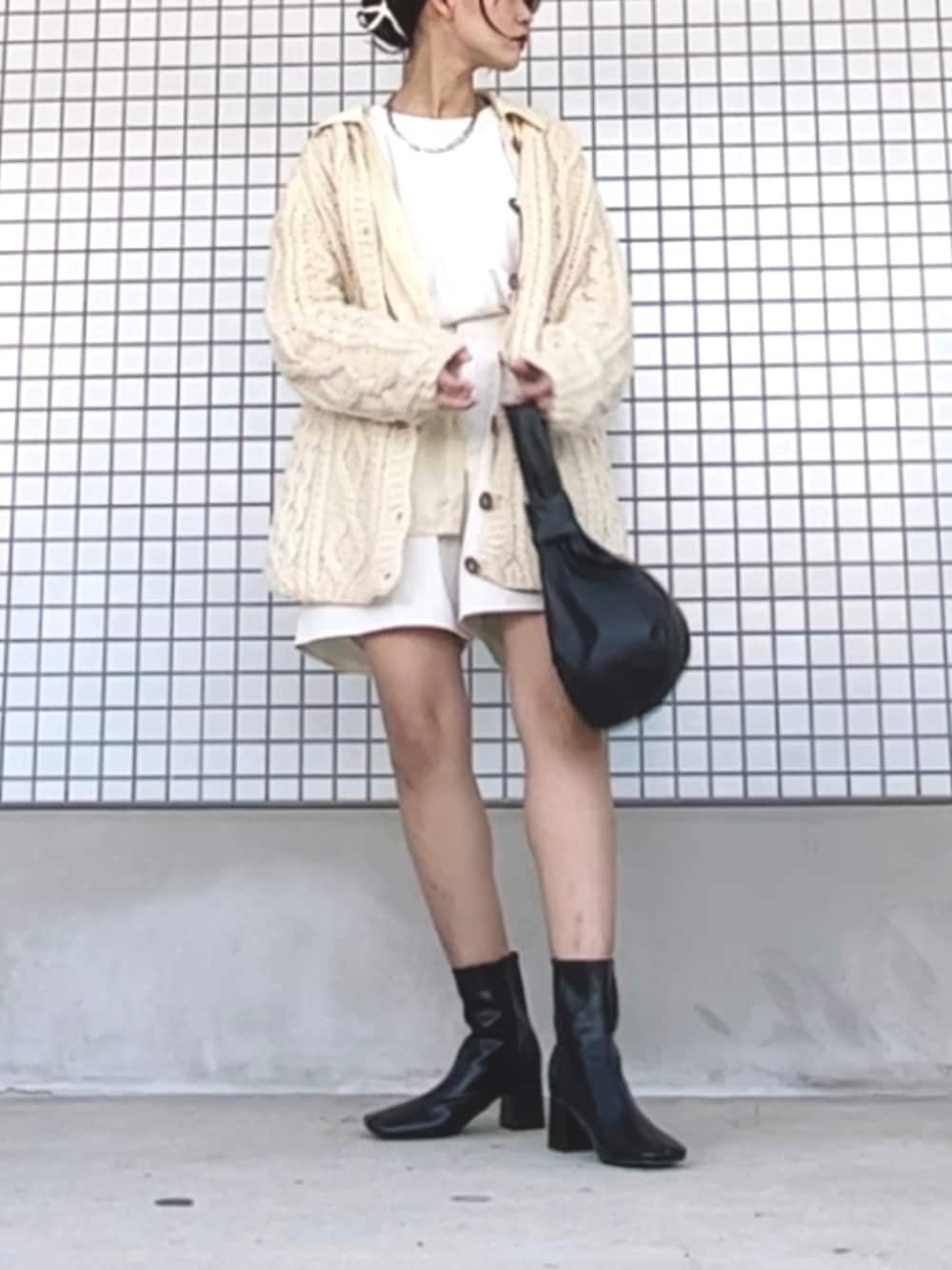 ホワイト系のシャツ/ブラウス、ベージュ系のトップス、ブラック系のブーツを着用したレディースの冬コーディネートの2枚目の写真