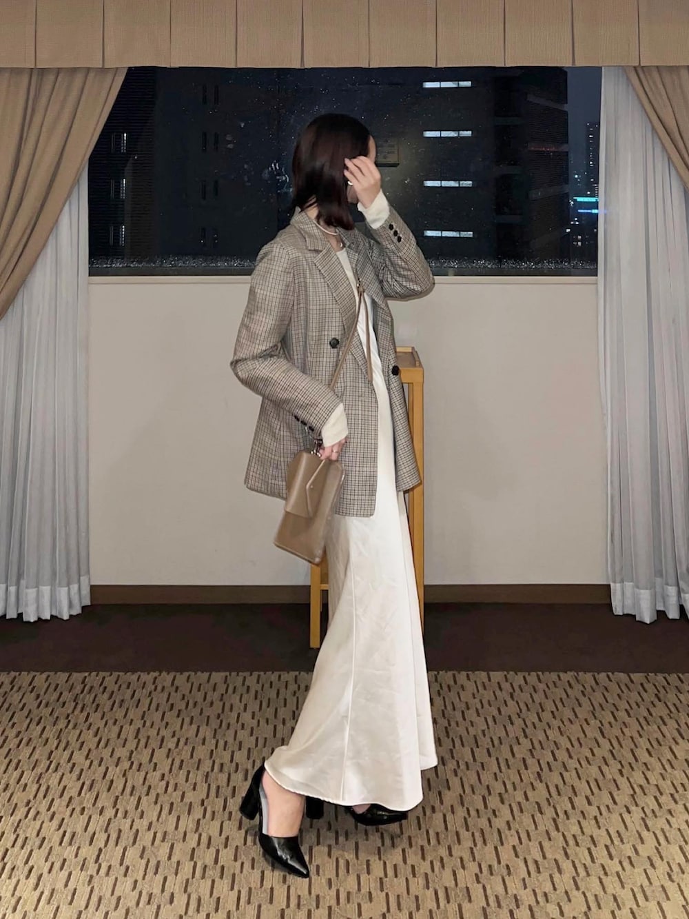 その他のテーラードジャケット、ブラウン系のショルダーバッグを着用したレディースの冬コーディネートの2枚目の写真