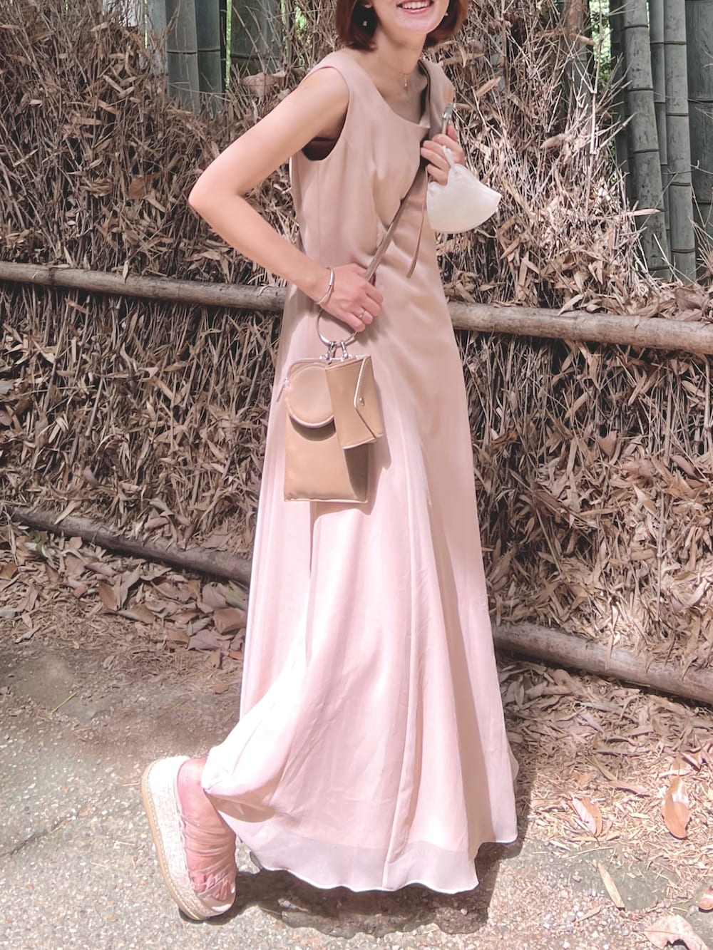 ピンク系のワンピース/ドレス、ブラウン系のショルダーバッグ、その他のサンダルを着用したレディースの夏コーディネートの2枚目の写真