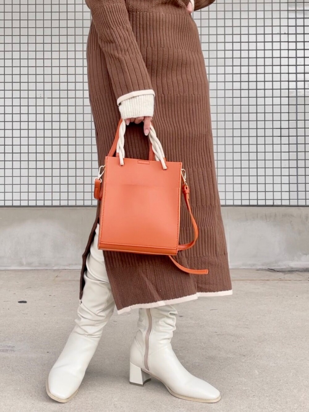 ブラウン系のワンピース、ブラウン系のニット/セーター、ホワイト系のブーツを着用したレディースの秋コーディネートの4枚目の写真