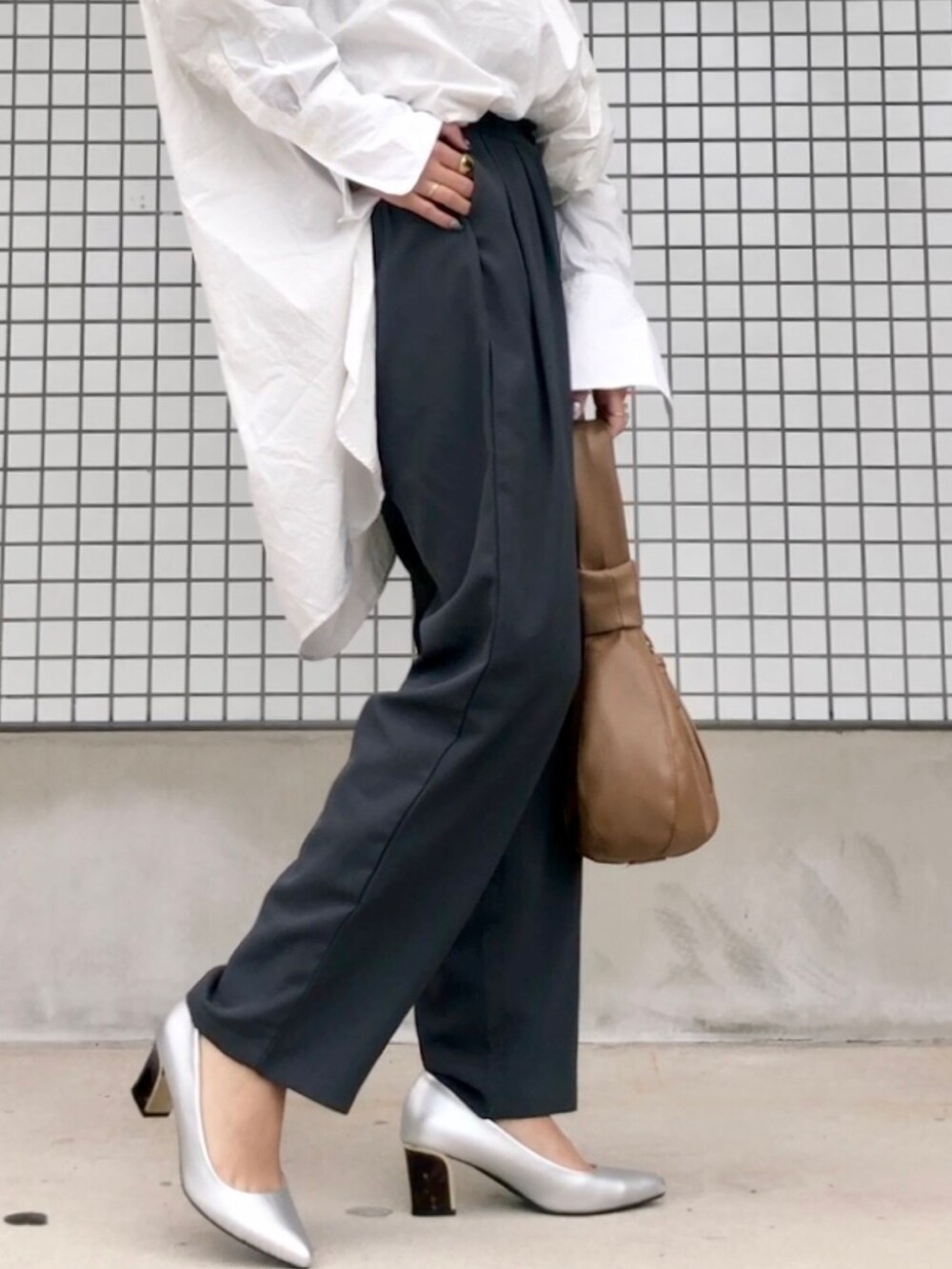 シルバー系のパンプス、その他のネックレスを着用したレディースの秋コーディネートの4枚目の写真