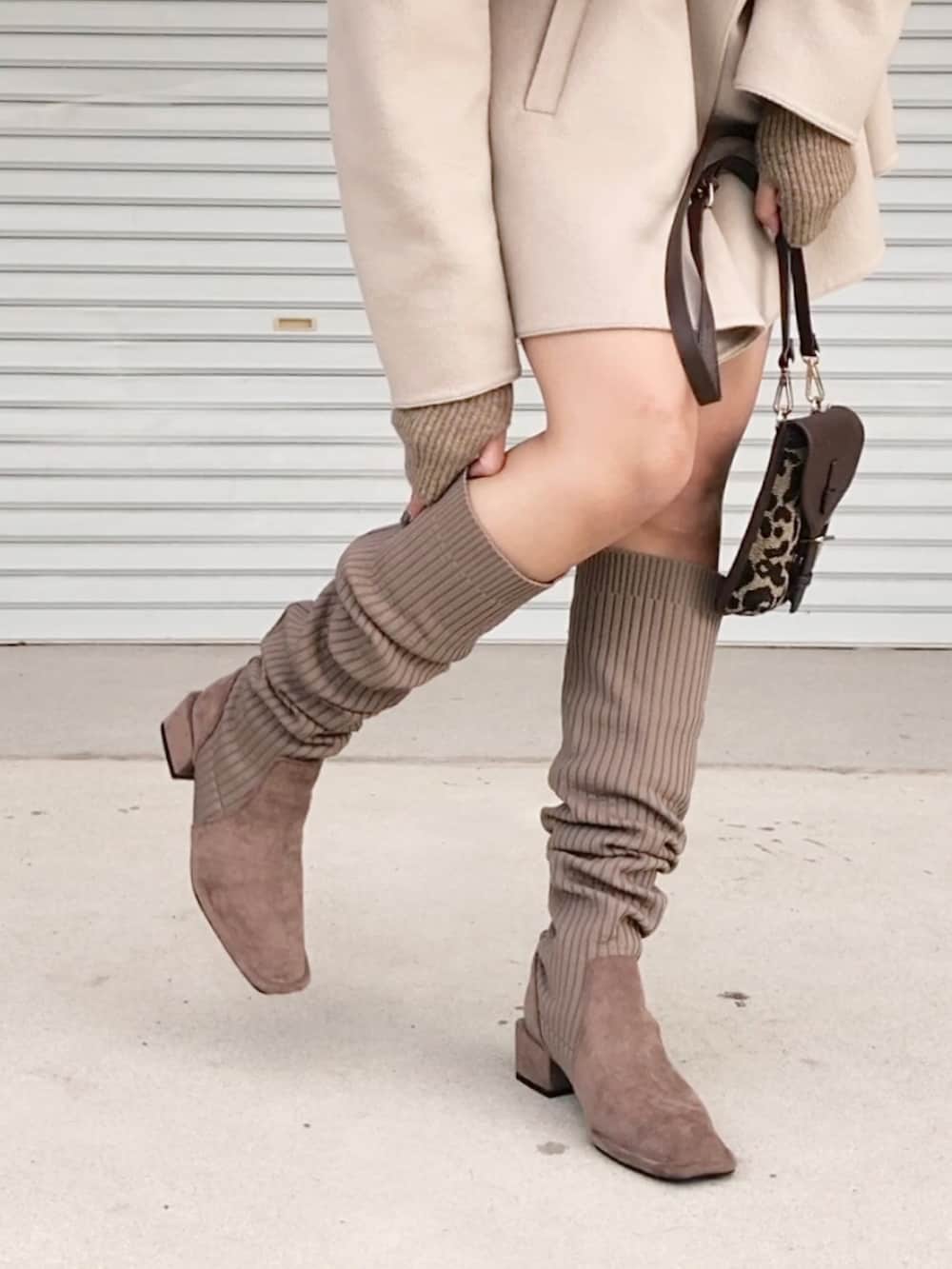 ベージュ系のジャケット/アウター、ベージュ系のパンツ、ブラウン系のショルダーバッグを着用したレディースの秋コーディネートの5枚目の写真